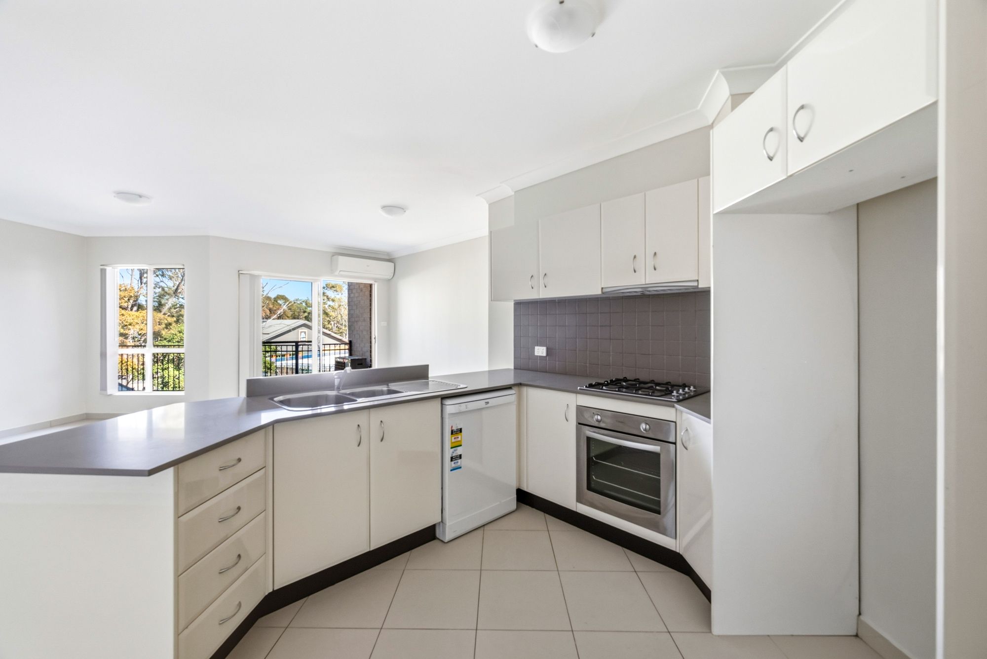 29/41 woodhouse Drive — photo 8 of 14