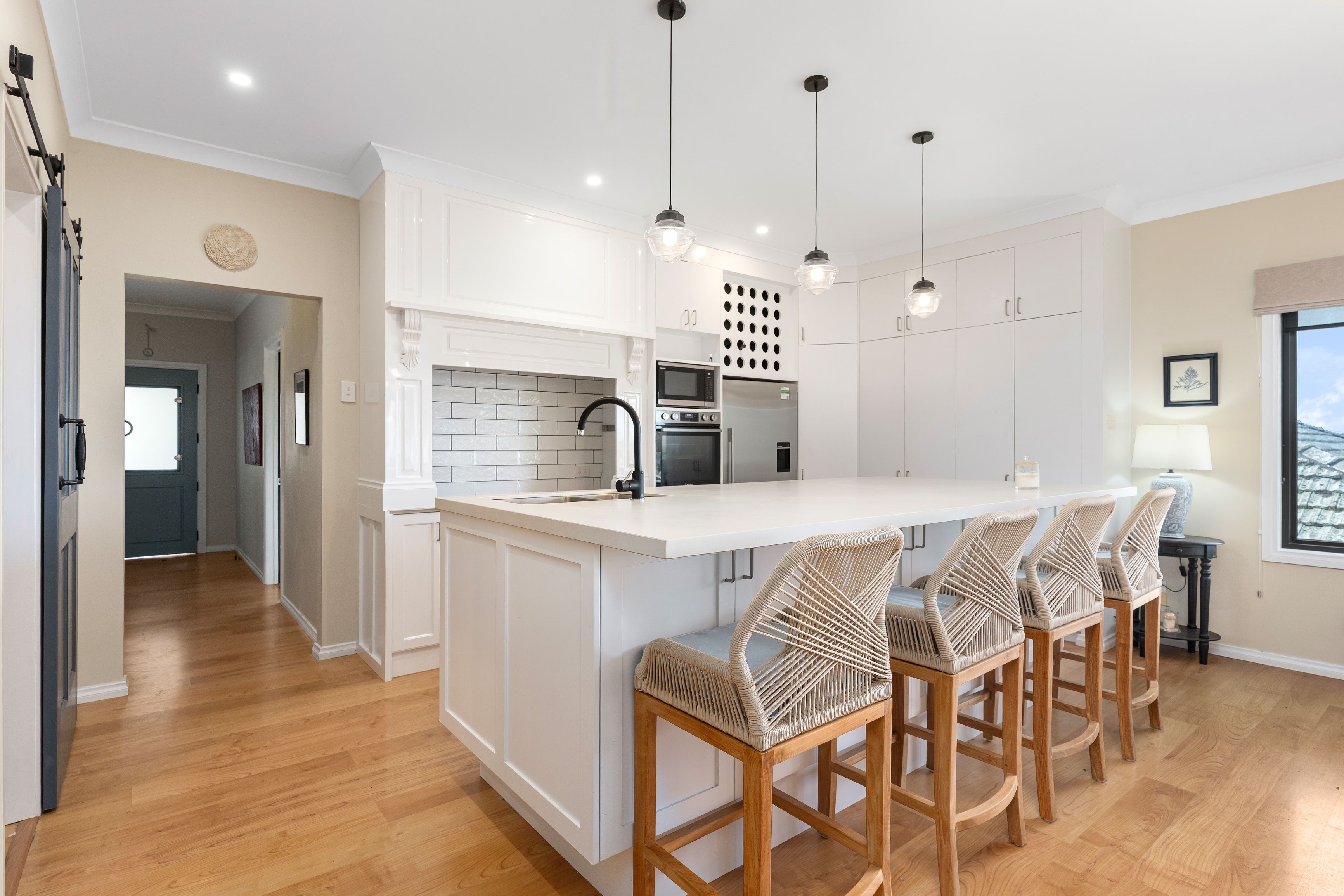 586 Whinray Crescent — photo 10 of 25