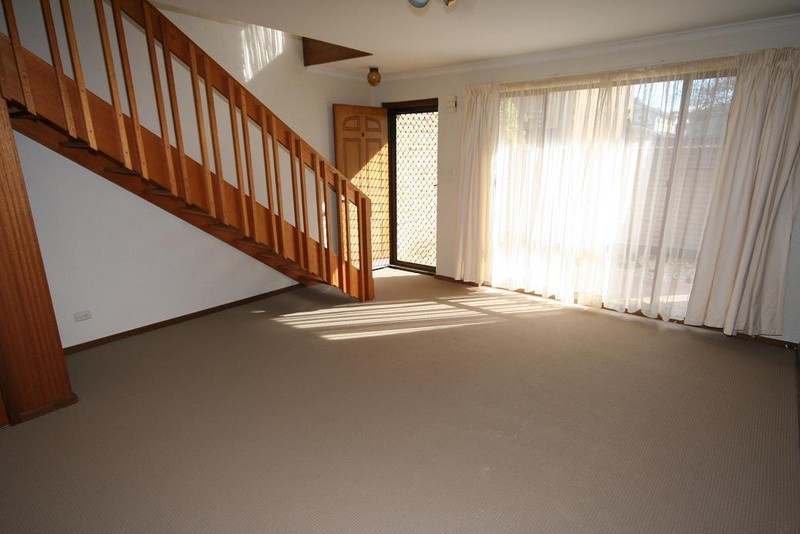 8/20 Donald Road, Queanbeyan, NSW 2620