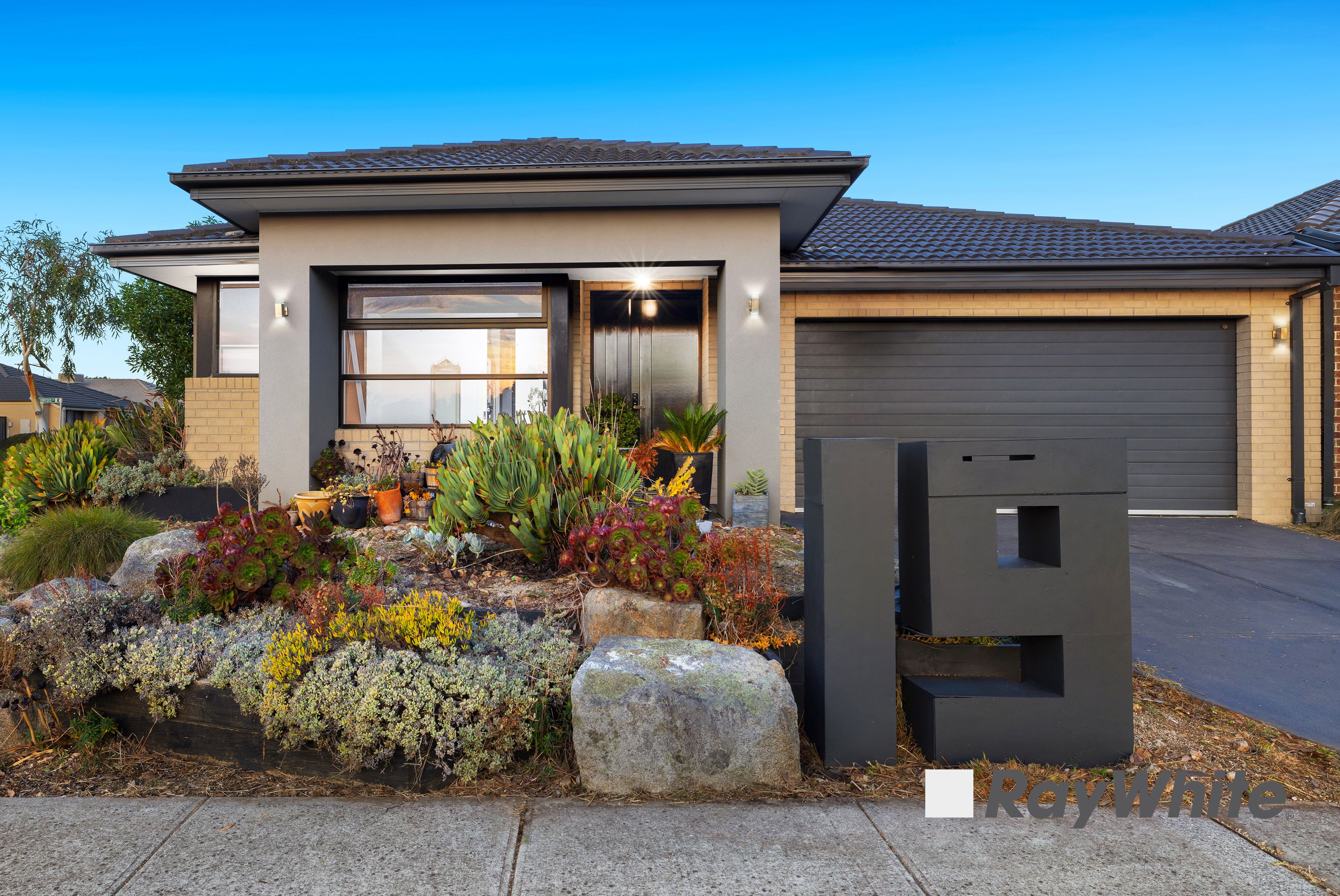 19 Calabrese Circuit, Clyde North, VIC 3978