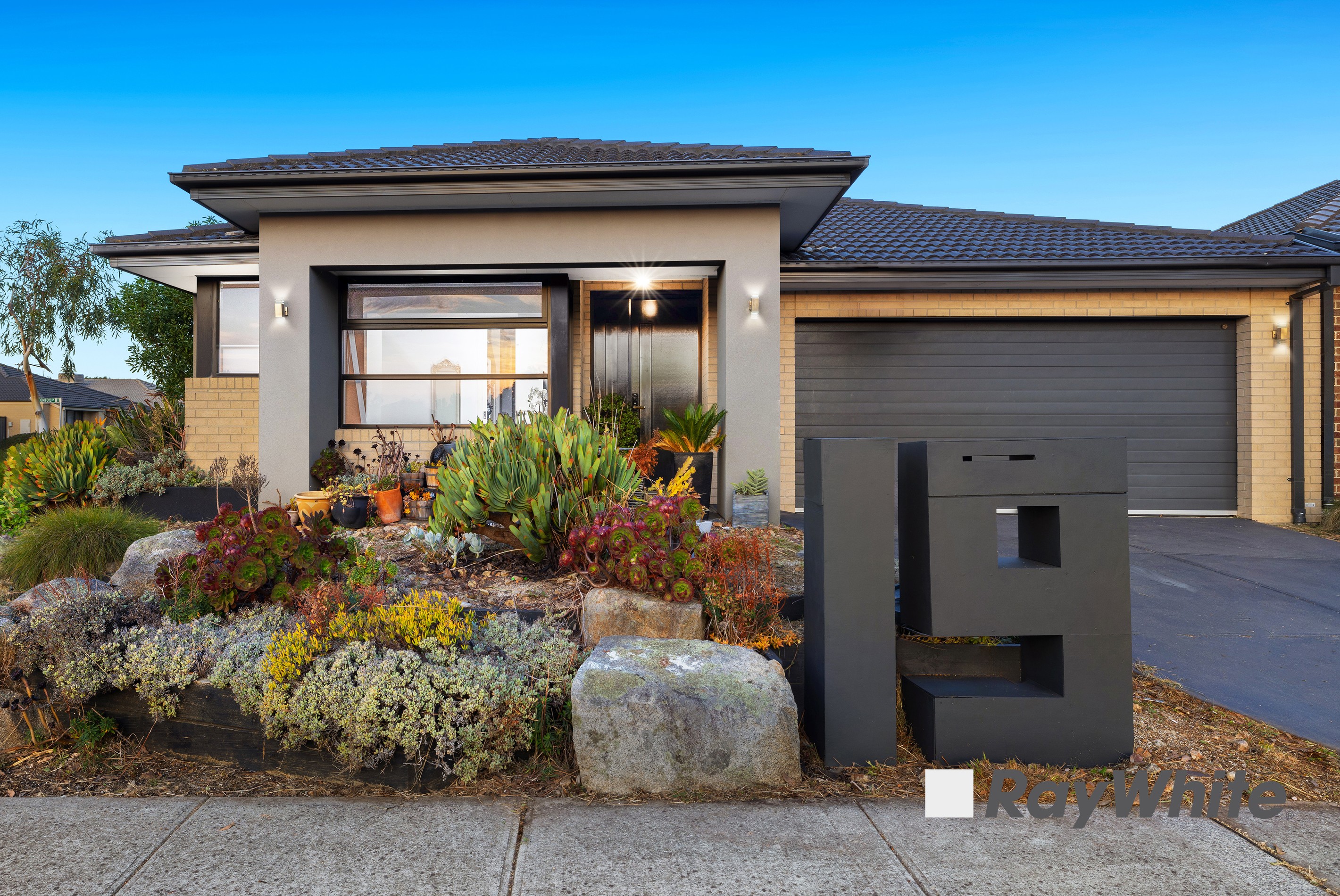 19 Calabrese Circuit, Clyde North, VIC 3978