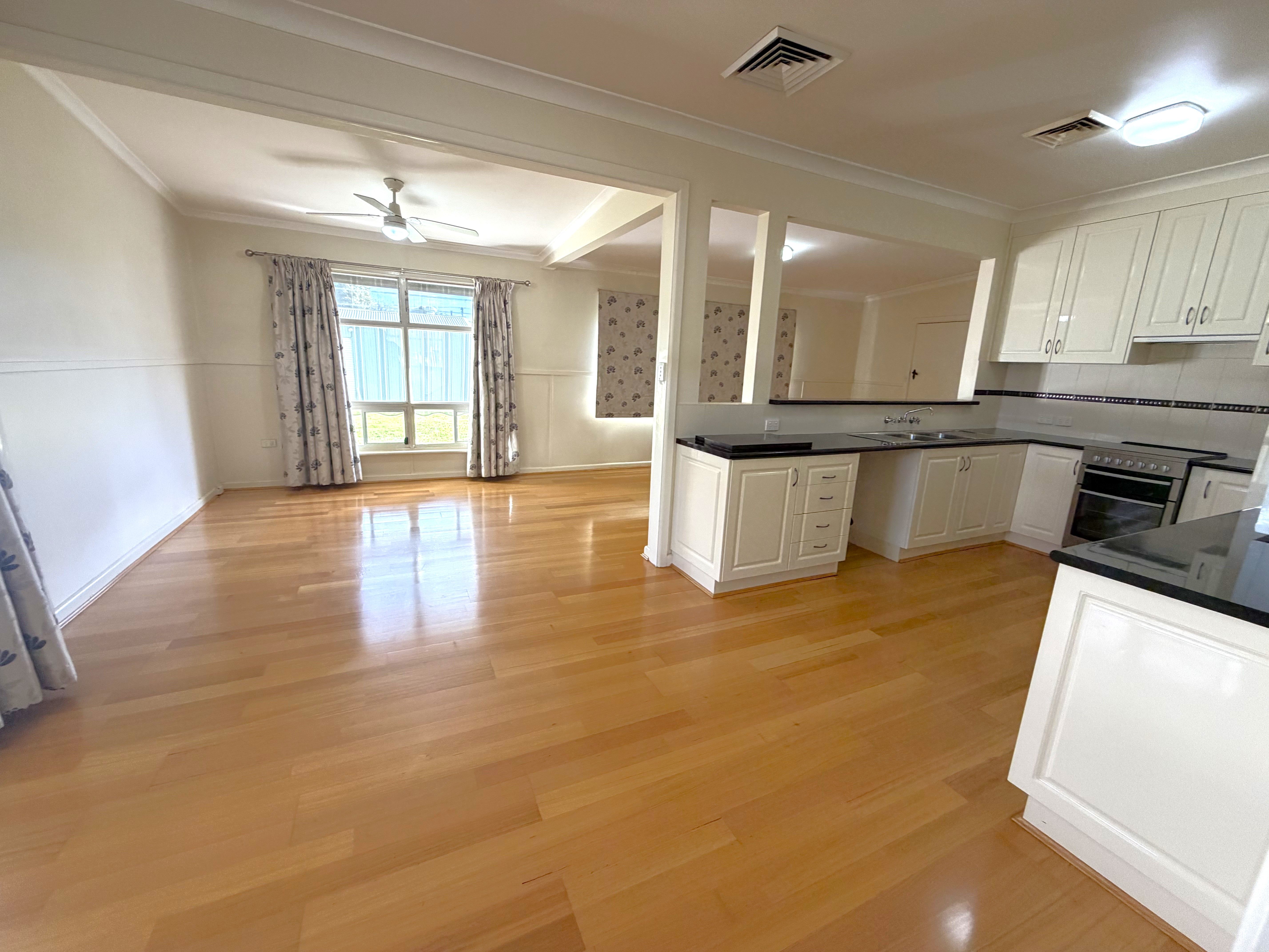 410 Campbell Crescent — photo 4 of 11