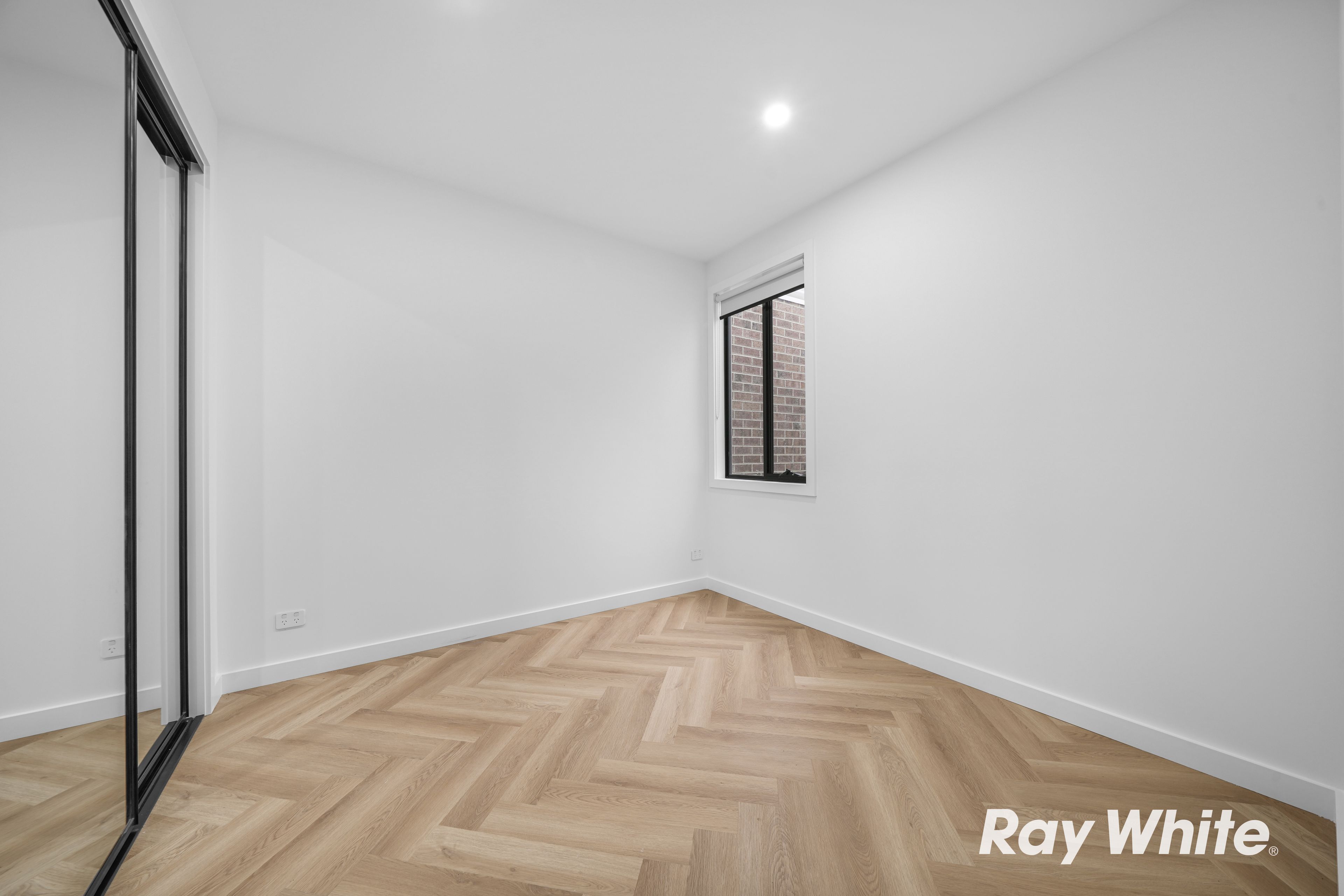 8 Castle Crescent — photo 7 of 9