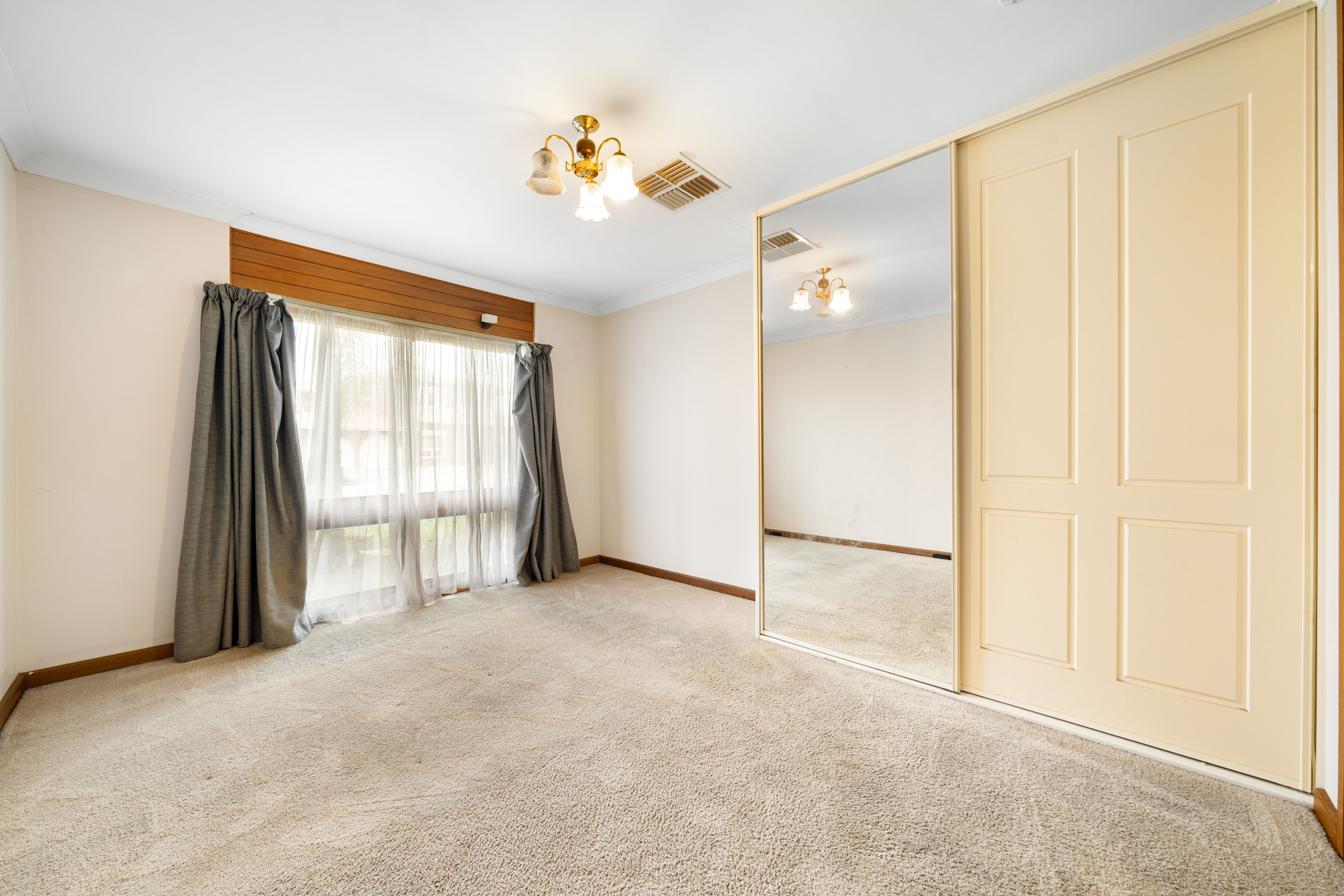 15 Hoylake Crescent — photo 9 of 22