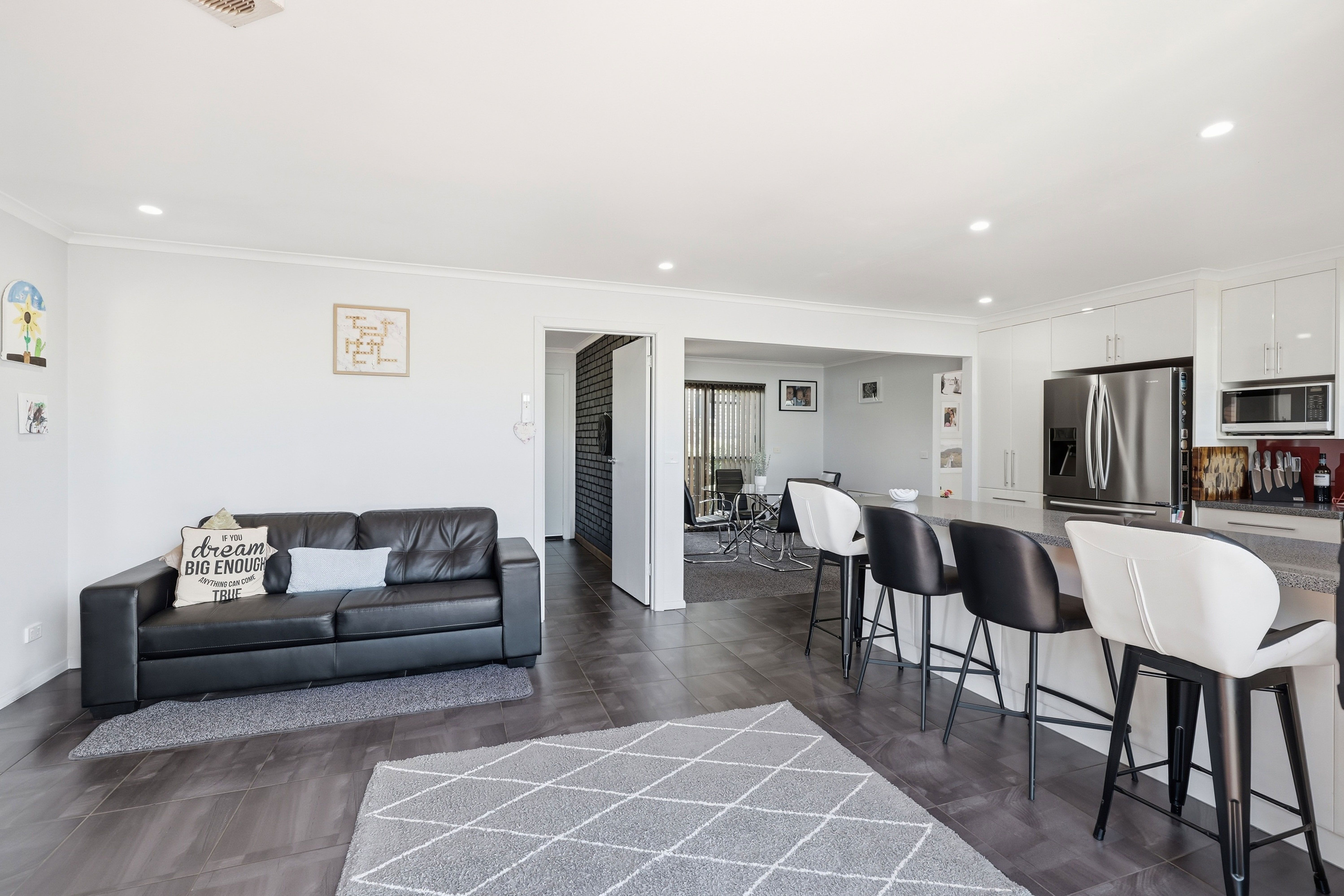 17 Wiena Crescent — photo 10 of 26