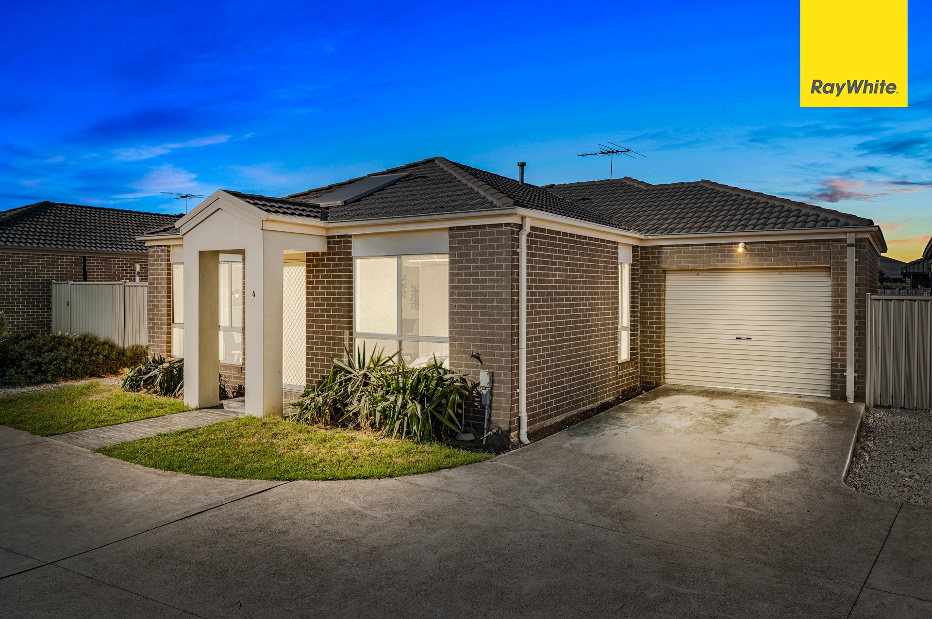 4/3 Austin Place, Melton South, VIC 3338