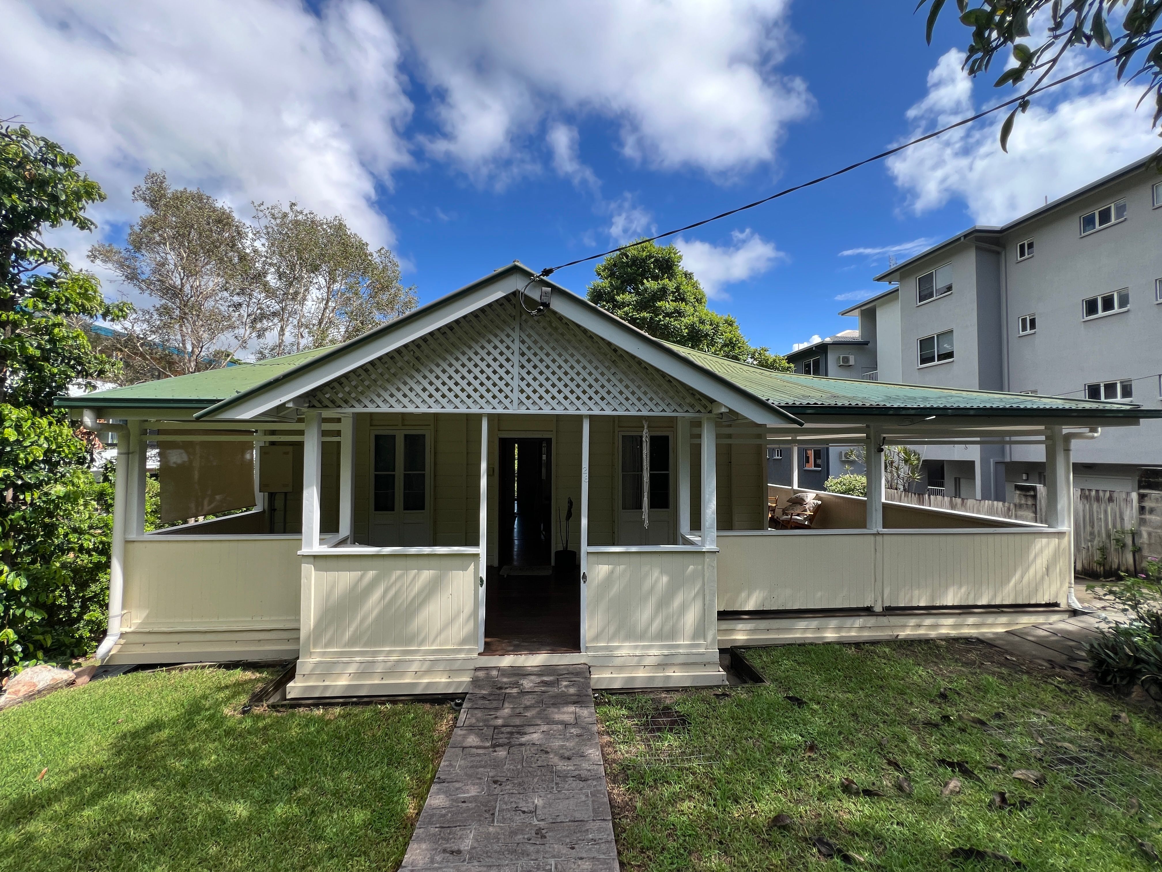 28 Queen Street, North Ward, QLD 4810