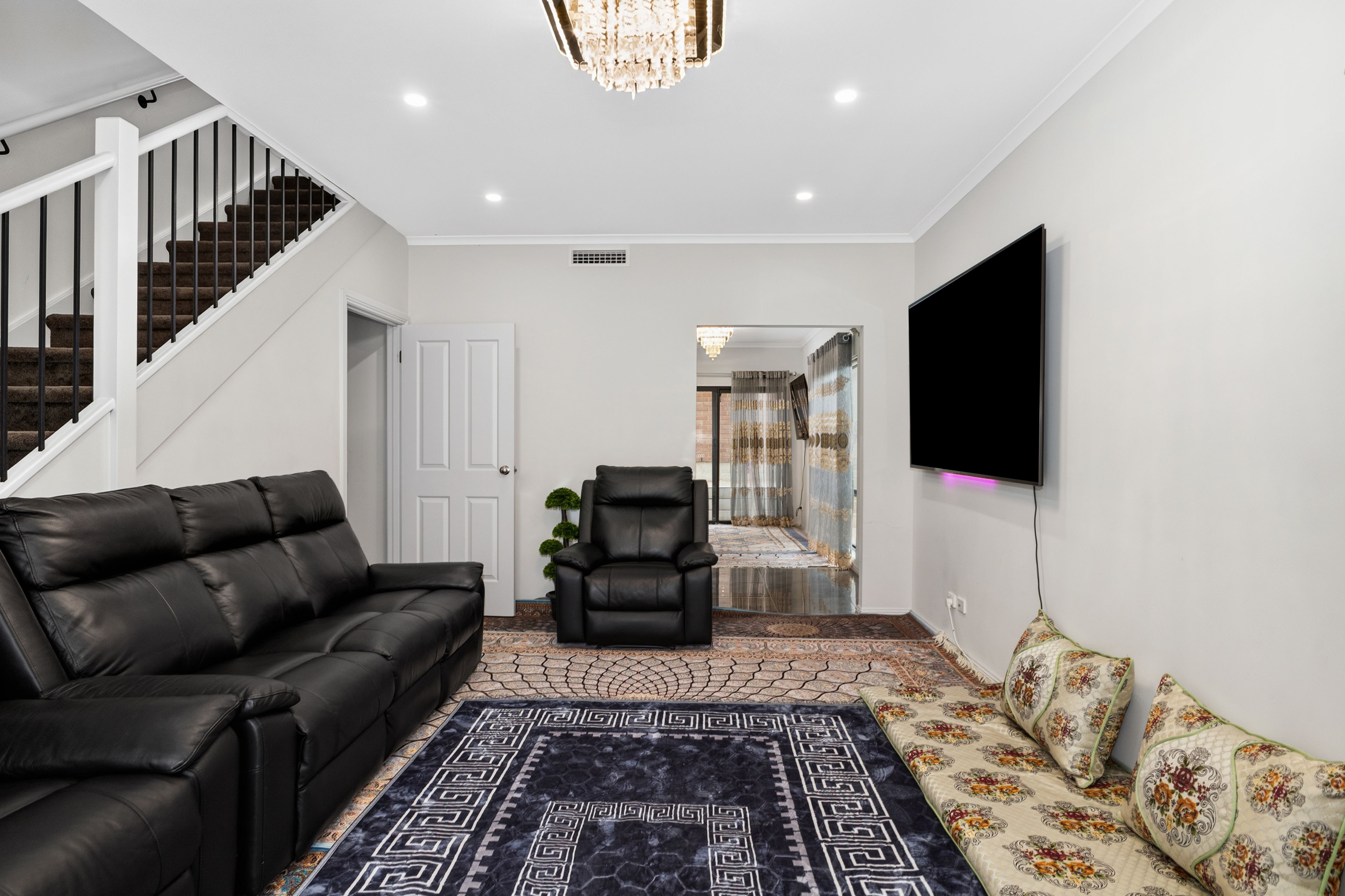 43 Barrington Avenue — photo 3 of 16