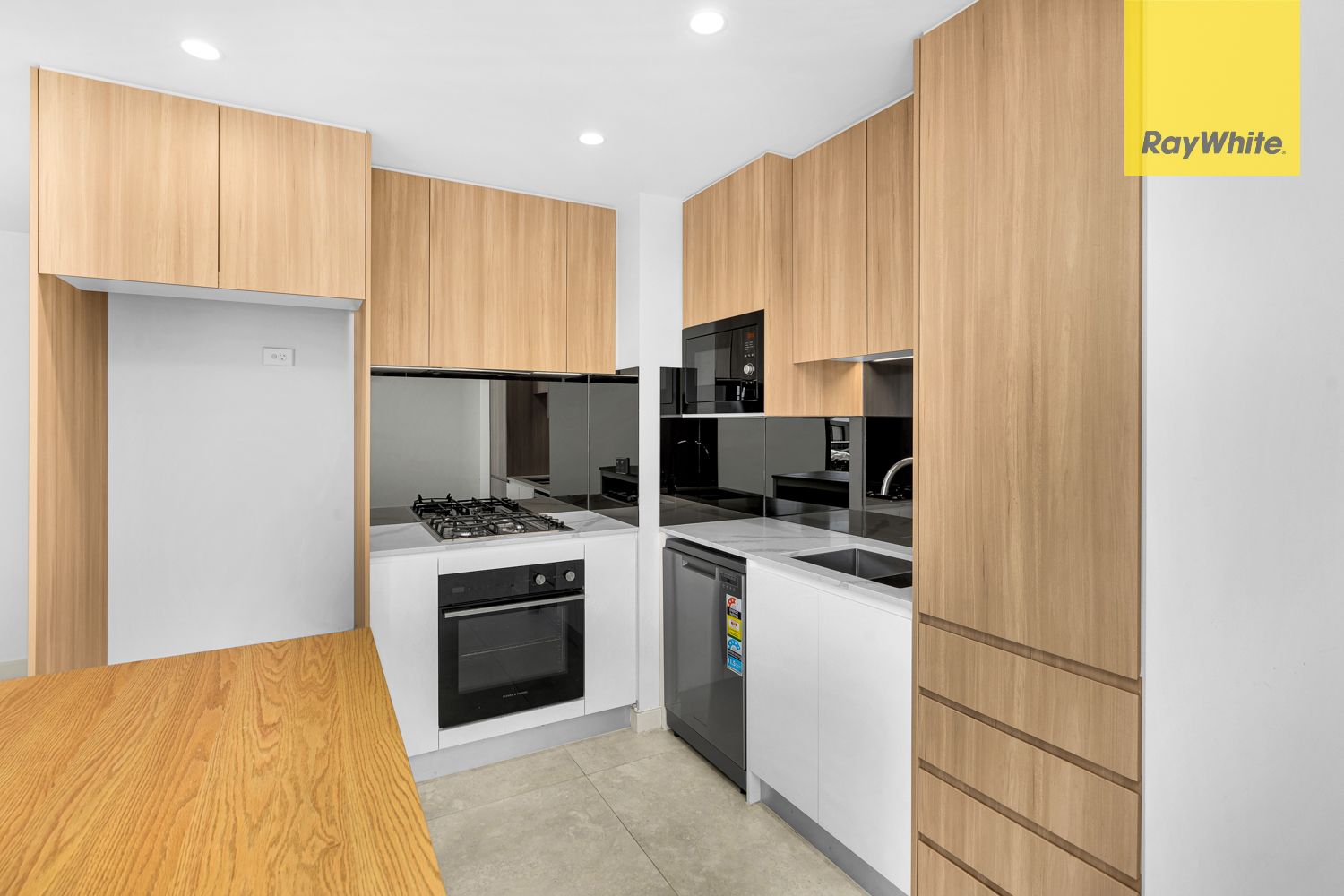 138/37C Manchester Drive — photo 3 of 9