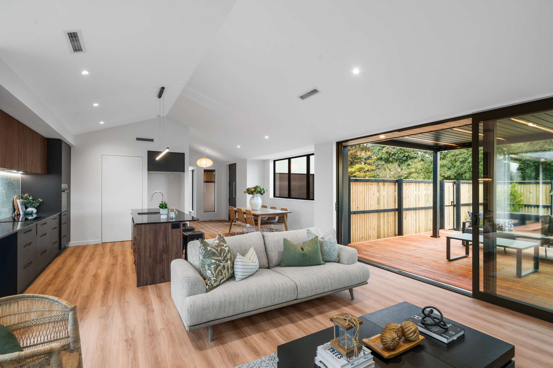 158 Gardiners Road photo 3
