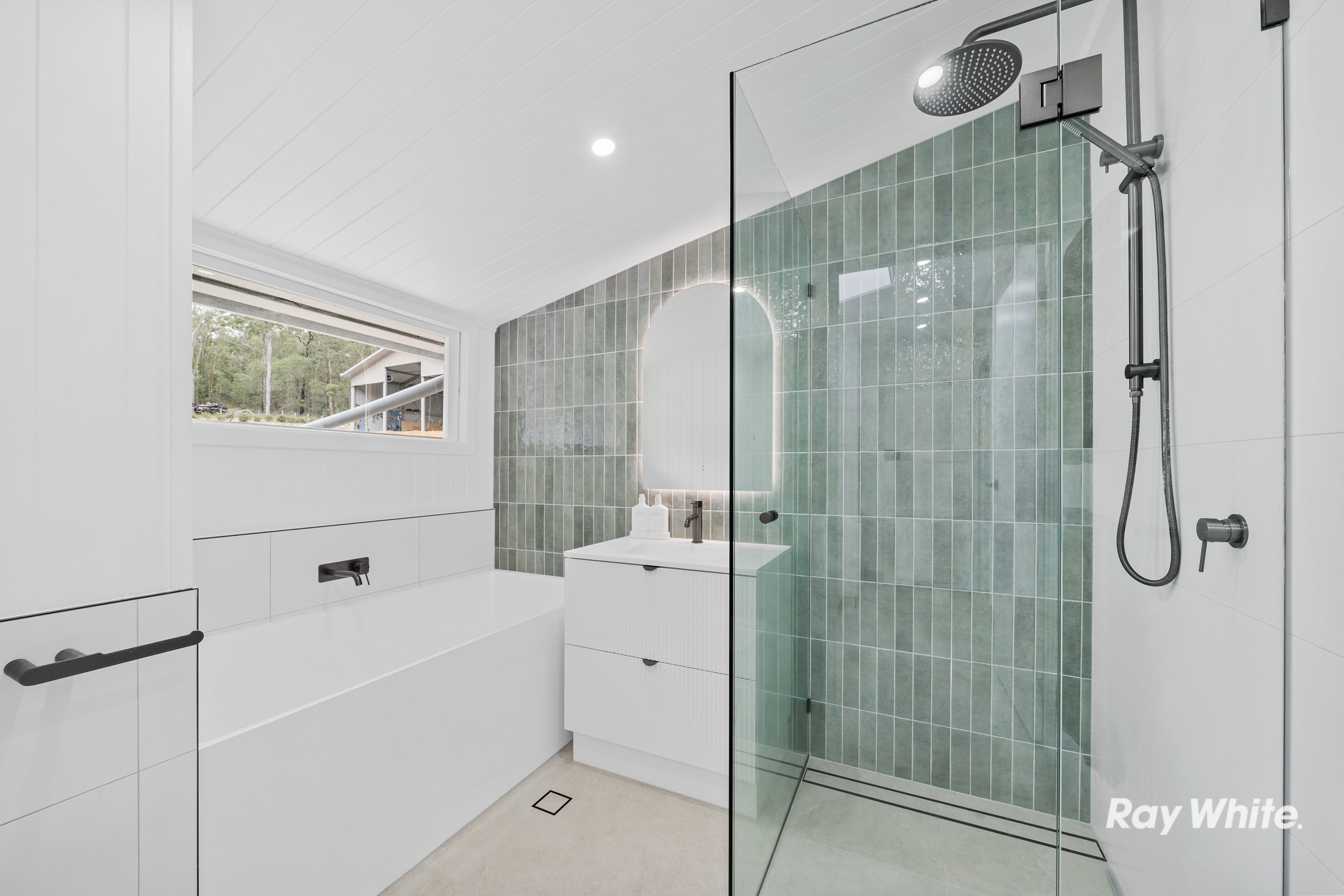 178-184 Sharton Avenue — photo 5 of 19