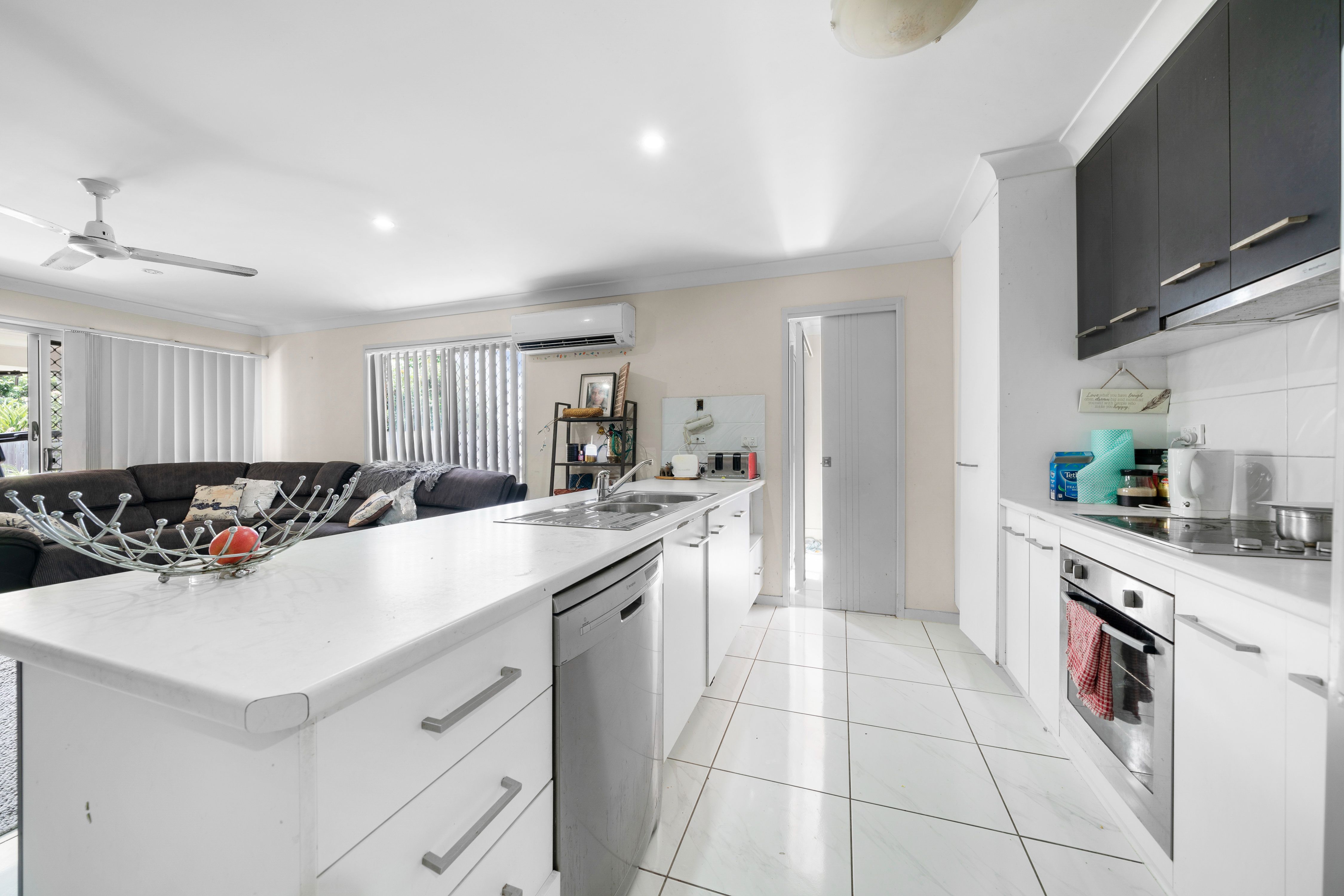 6 Deschamps Close, Loganlea, QLD 4131