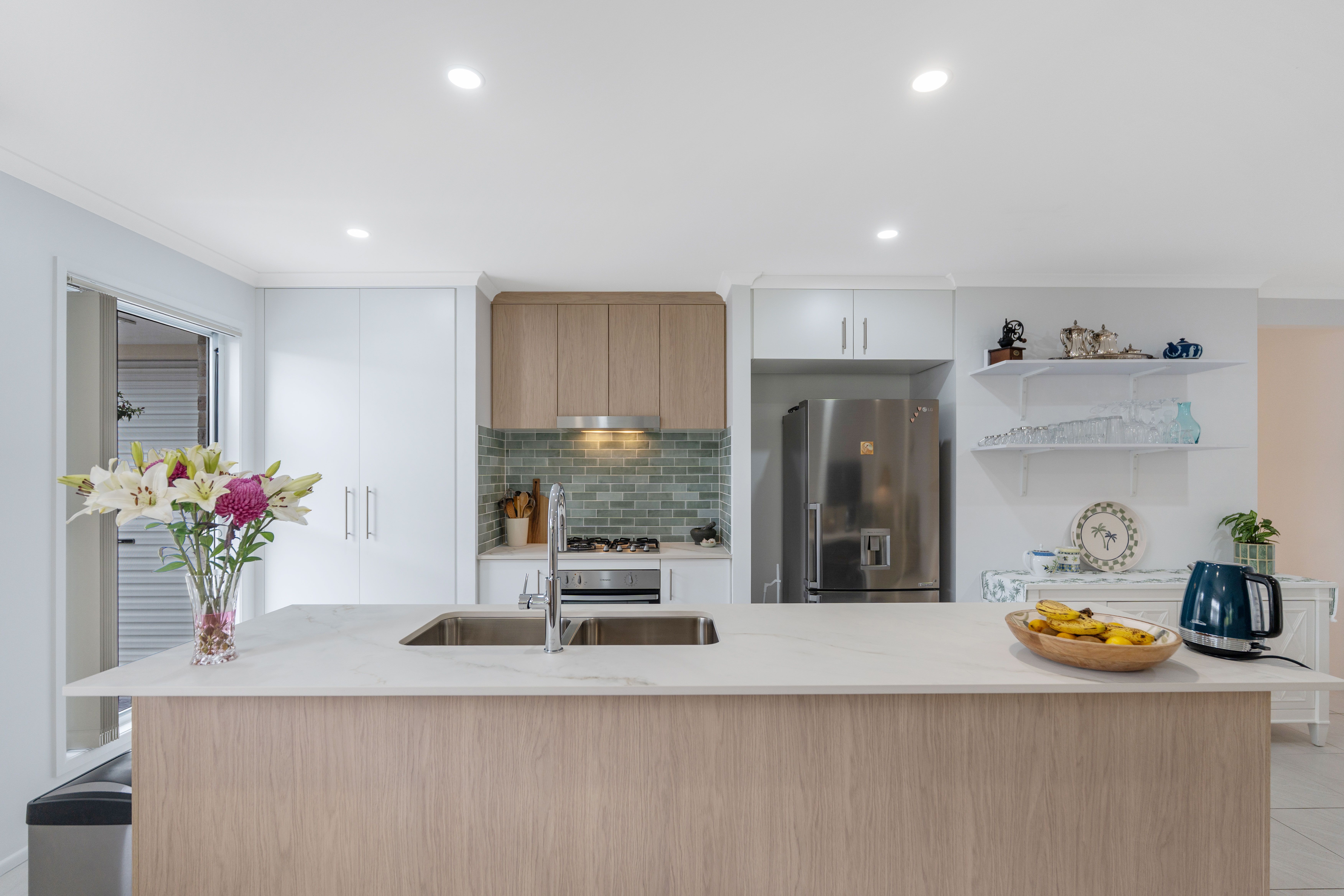95 Lakeside Crescent — photo 4 of 15