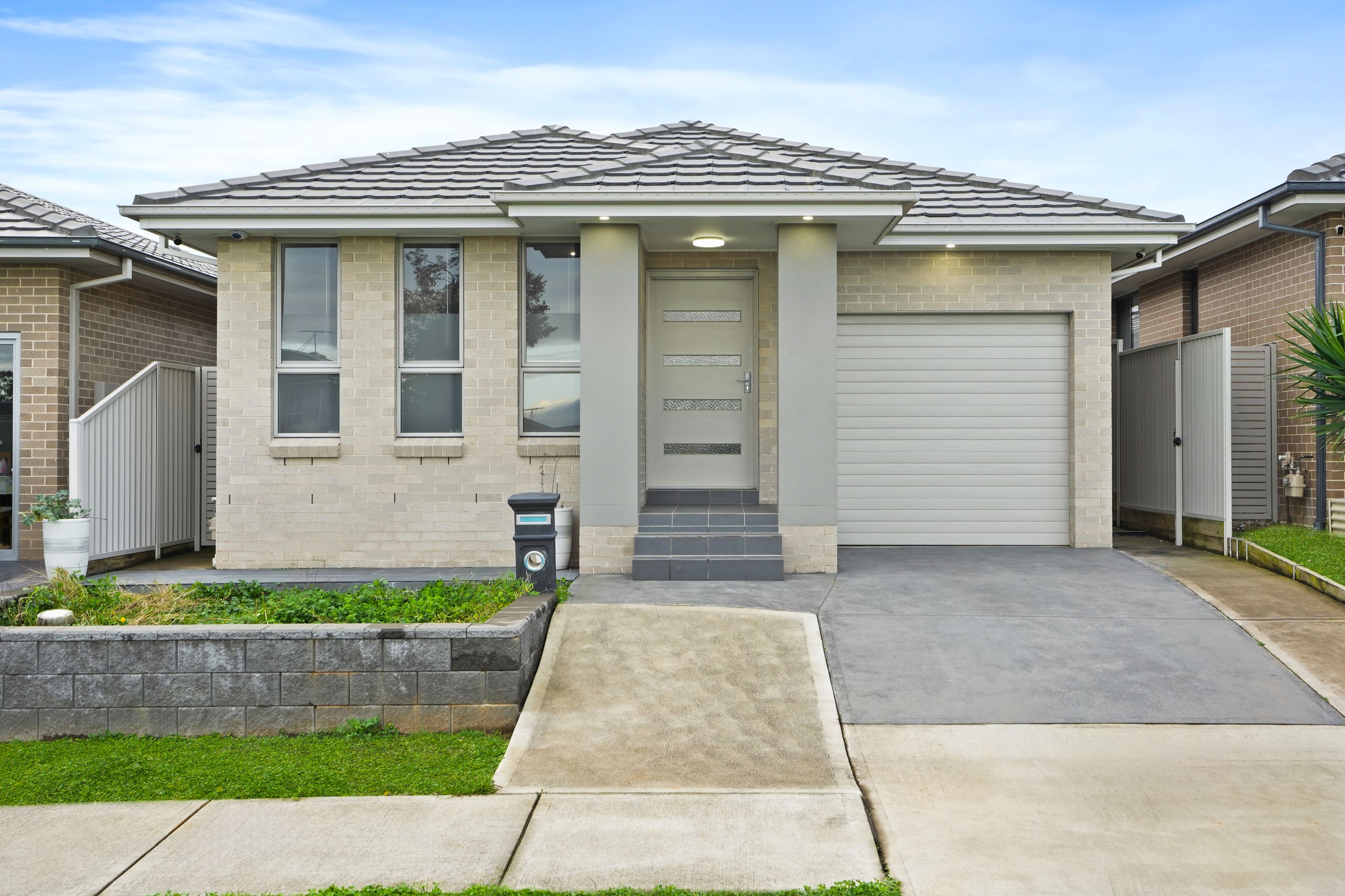 6 Monkton Avenue, Middleton Grange NSW 2171