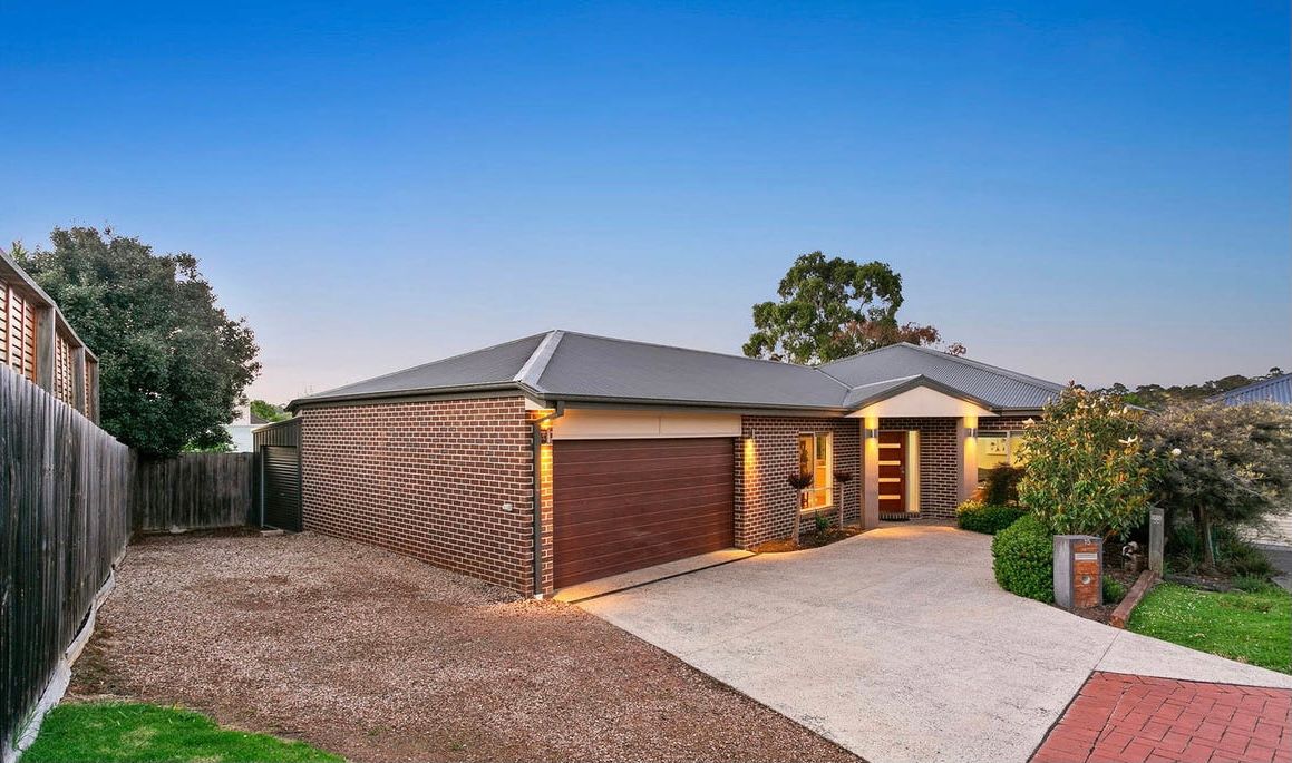 15 Freshfield Avenue, Mooroolbark VIC 3138