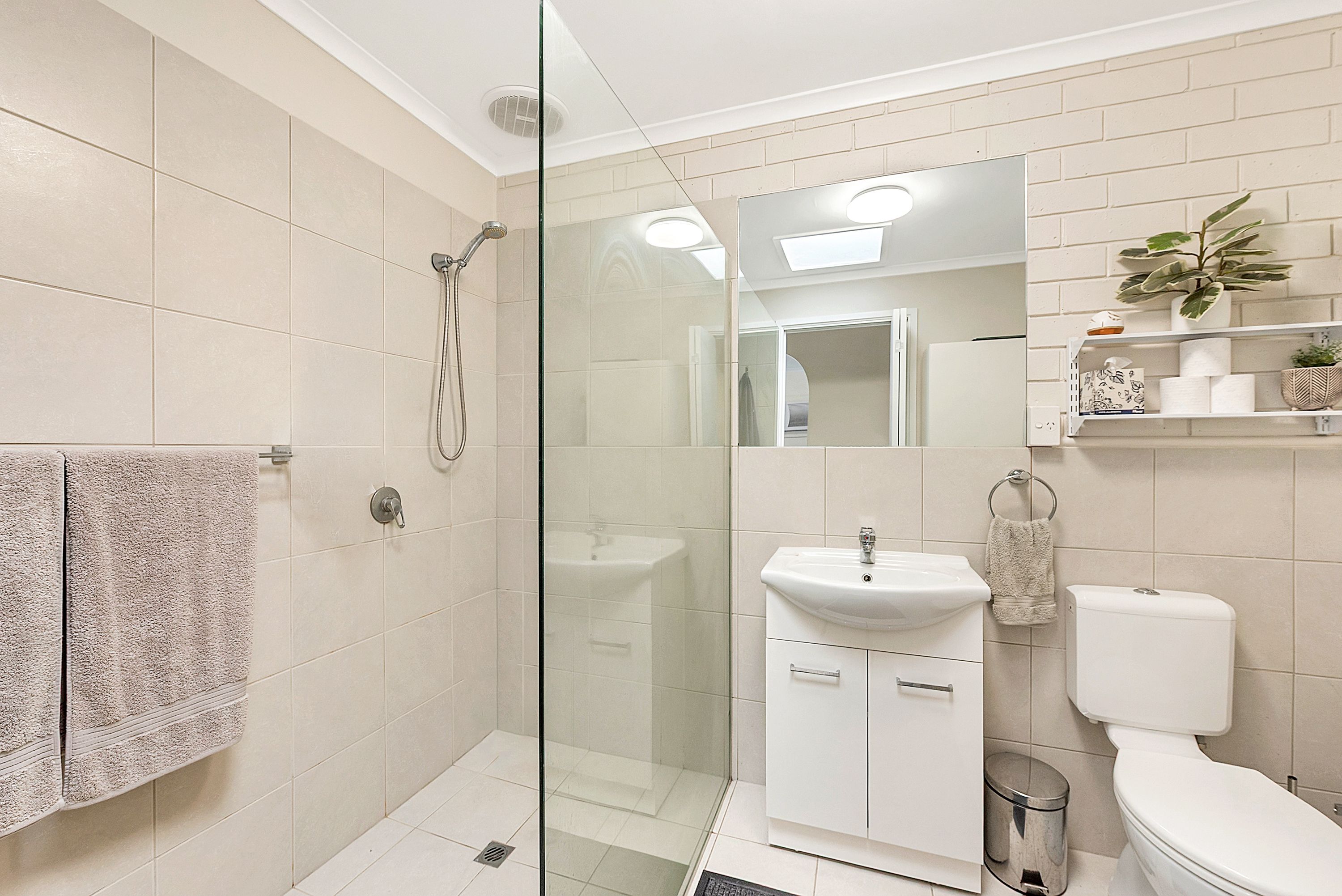 3/4-6 Clapton Drive — photo 9 of 11
