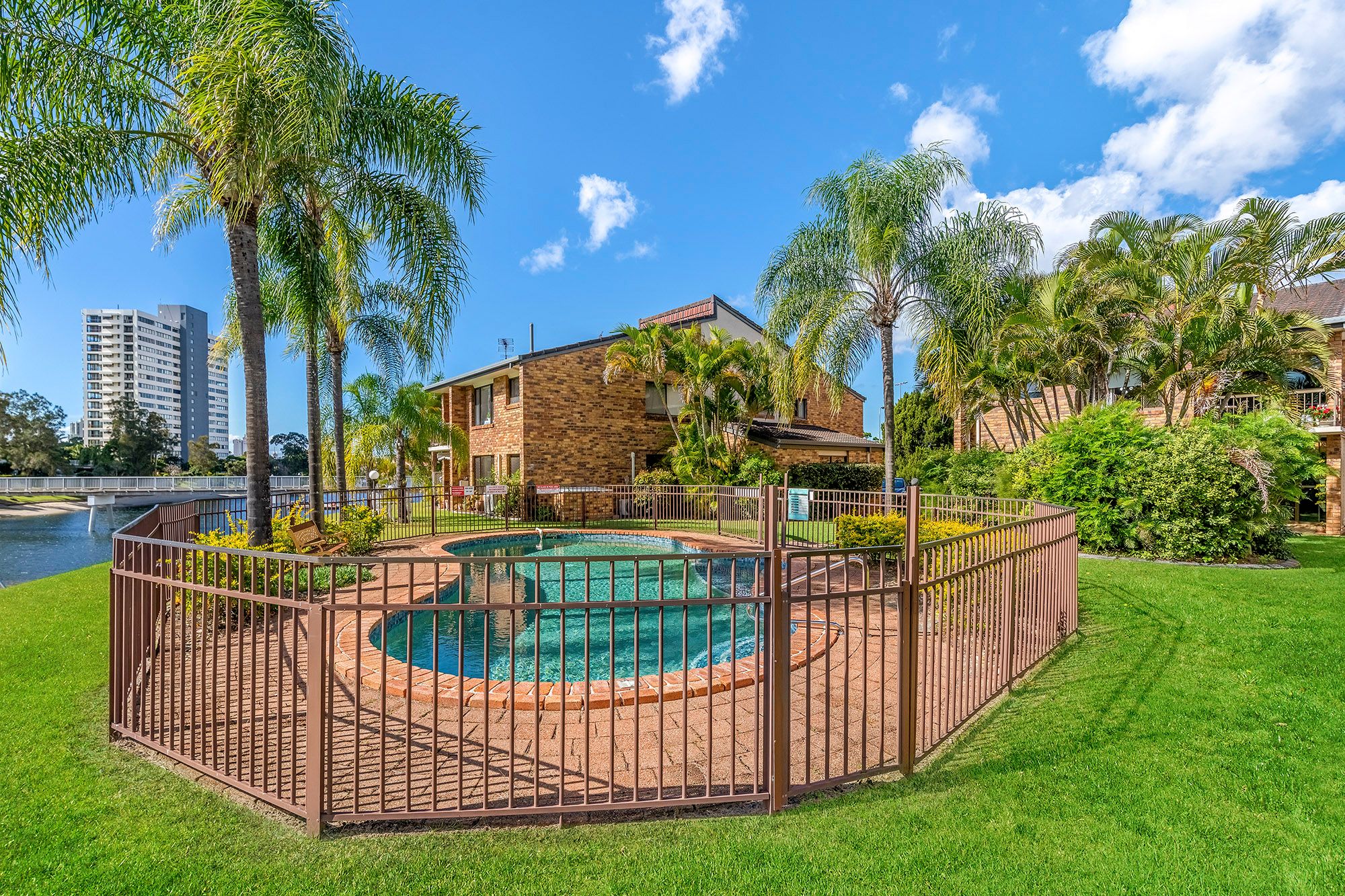 2/22 Dunlop Court, Mermaid Waters, QLD 4218