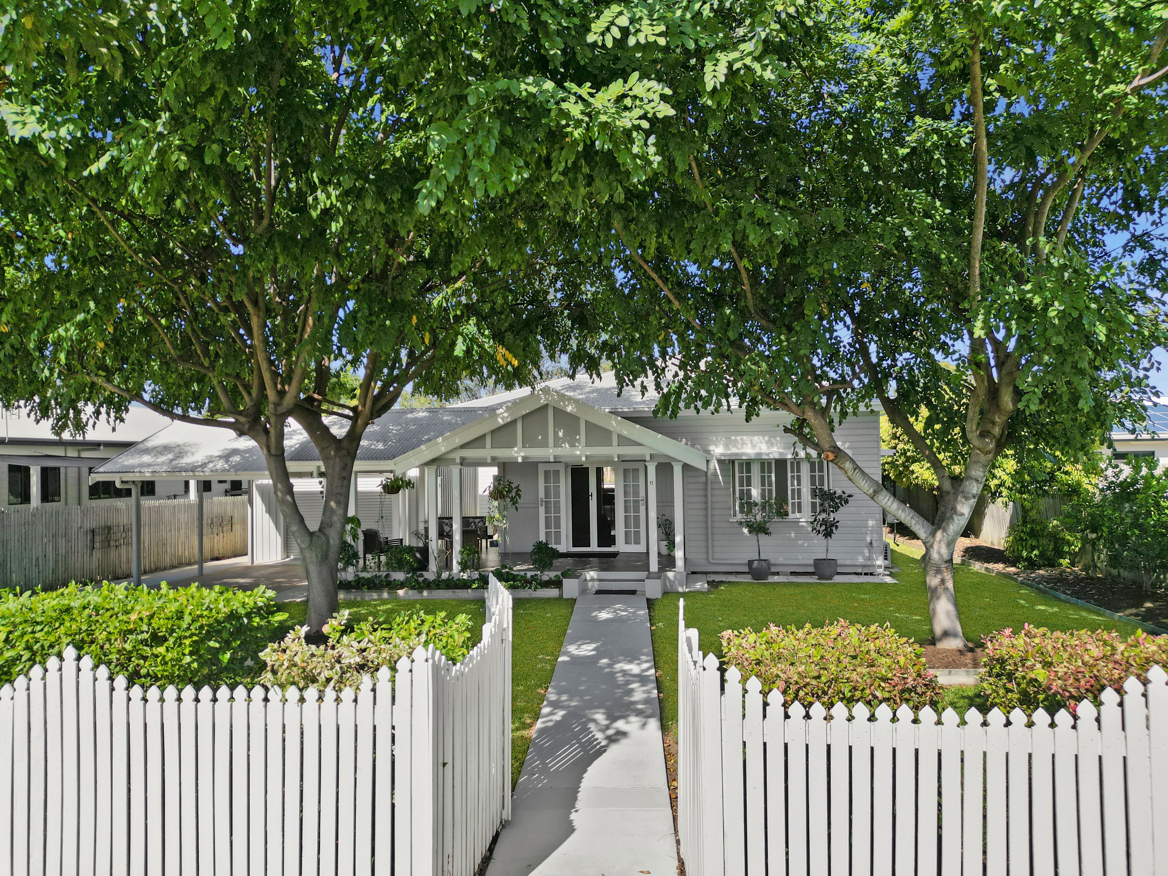 11 Whyte Street, Hermit Park QLD 4812