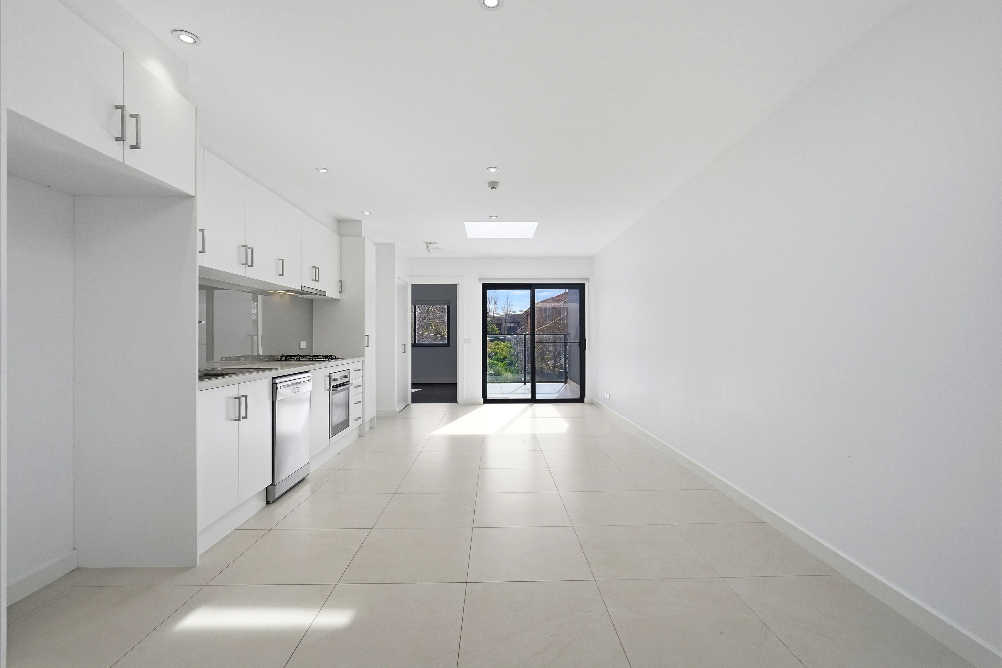 102/4 Lawson Street — photo 3 of 10
