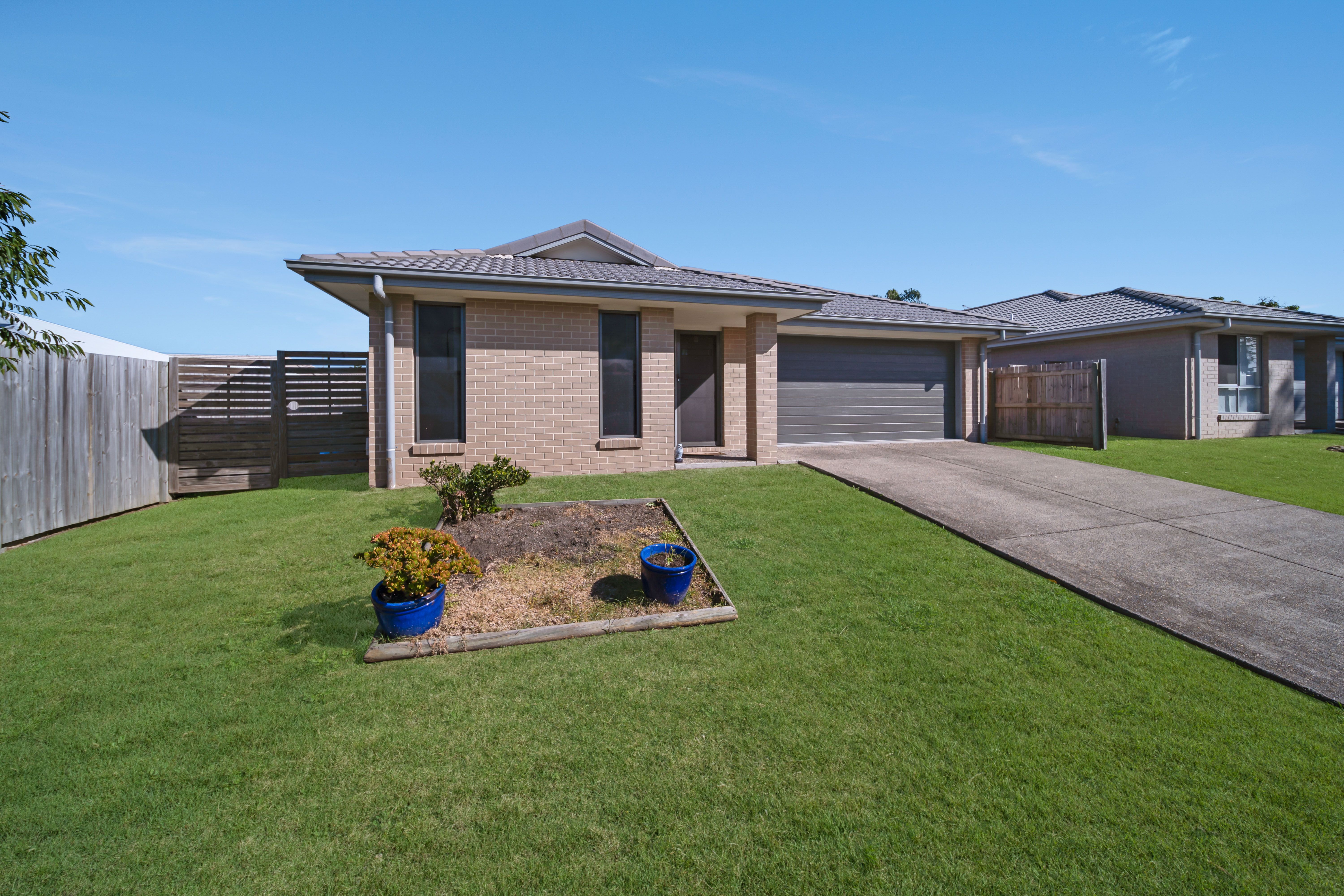 4 Deschamps Close, Loganlea, QLD 4131