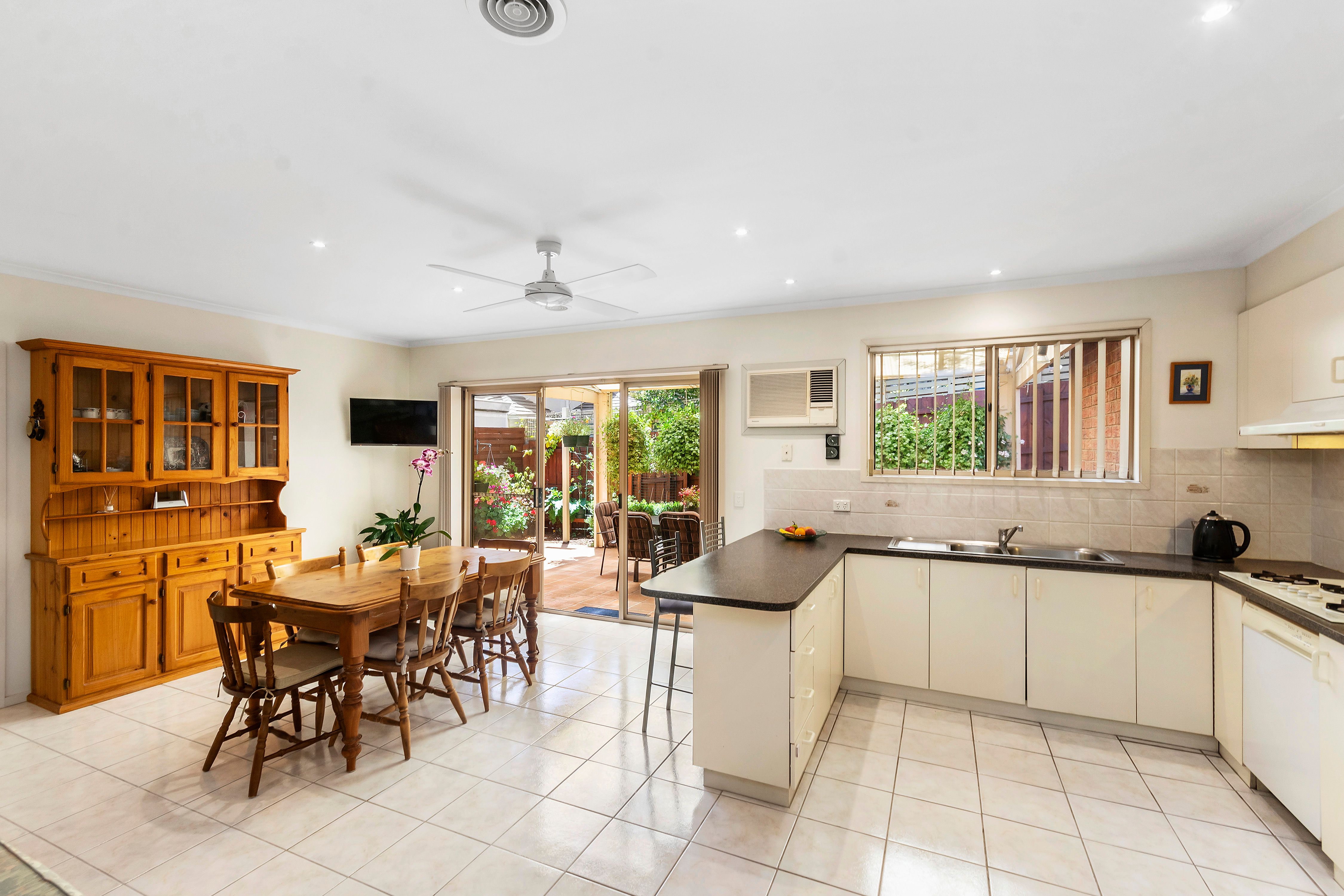2/24 Jindabyne Avenue, Chadstone, VIC 3148
