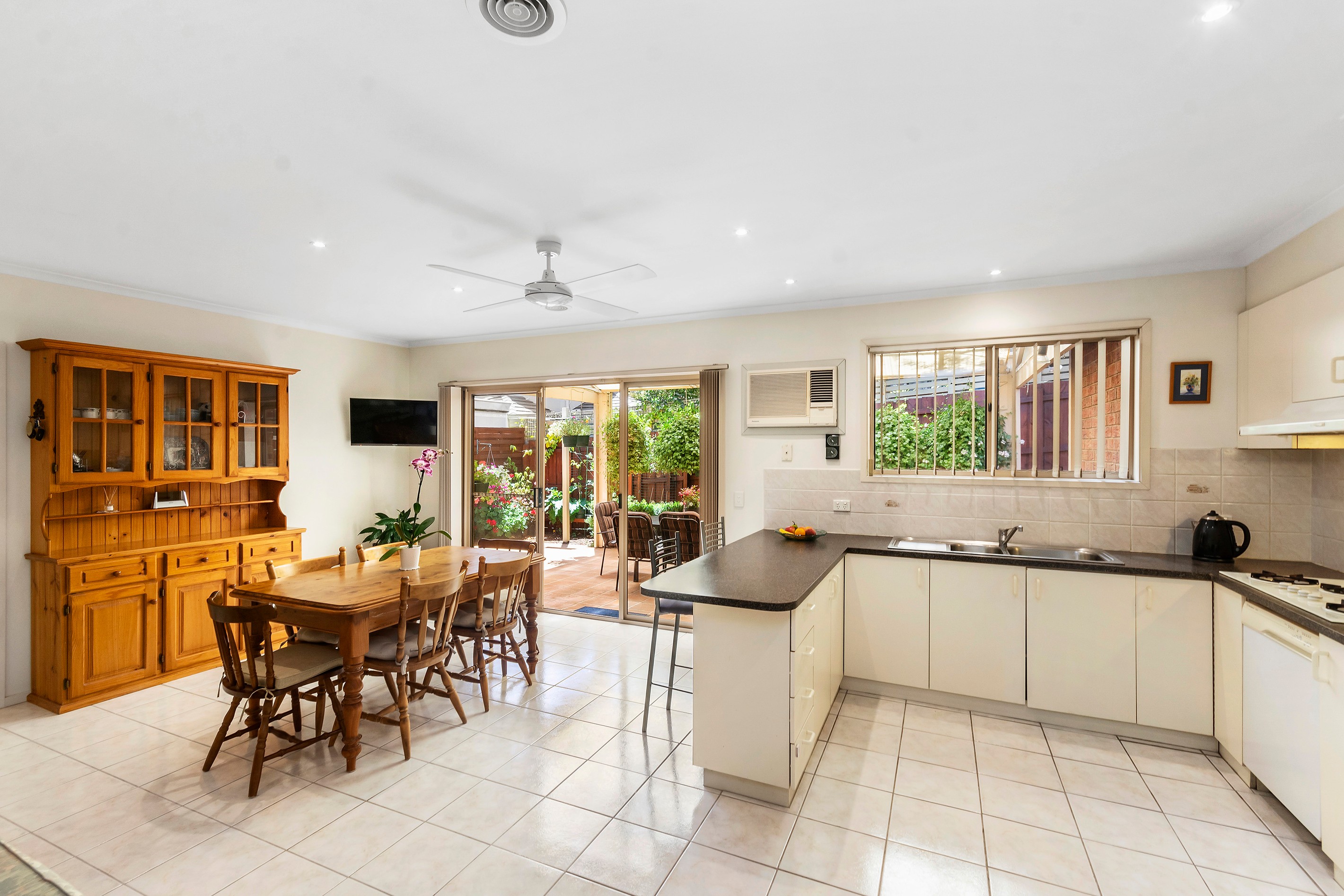 2/24 Jindabyne Avenue, Chadstone, VIC 3148