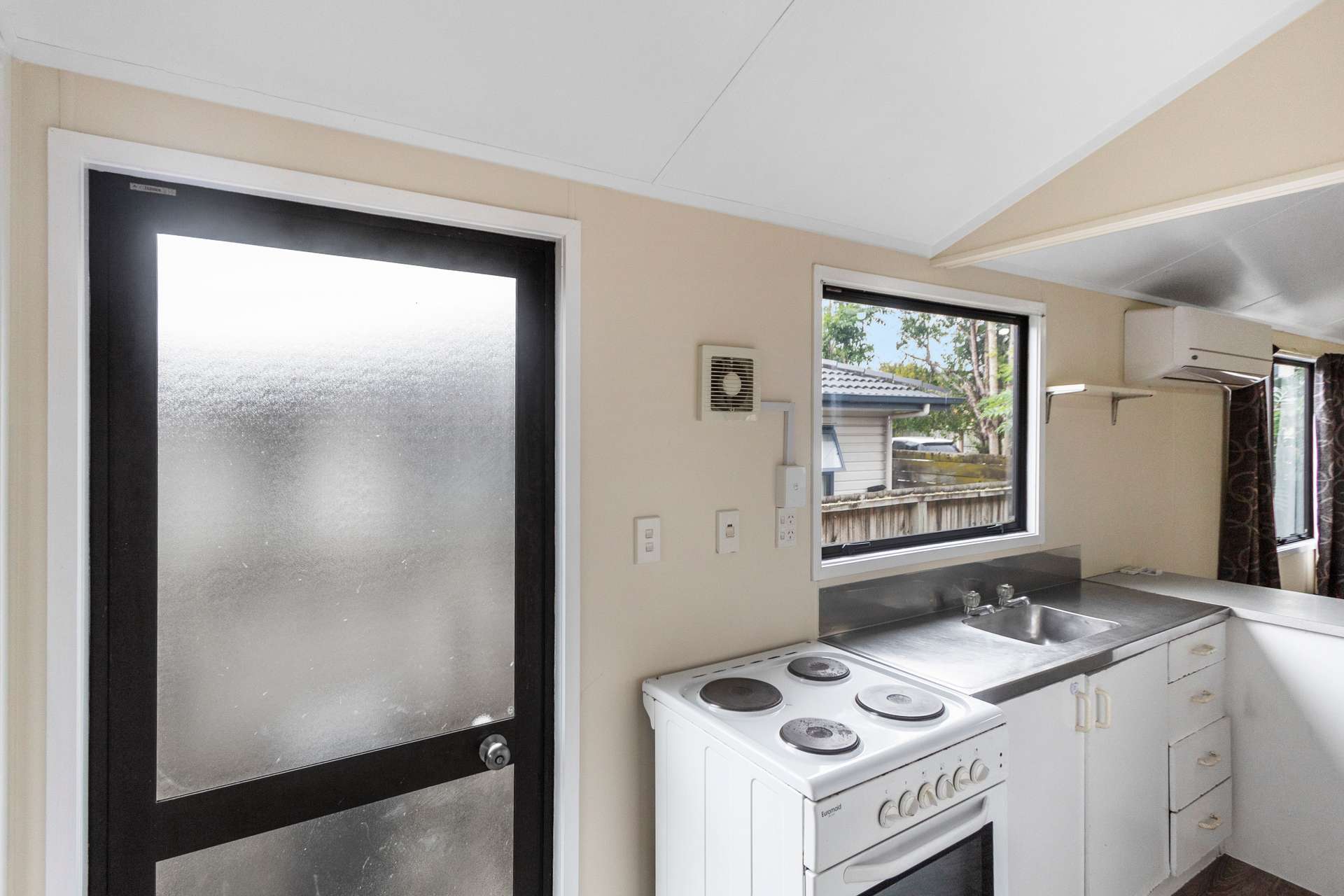 11a Cameo Court Road photo 1