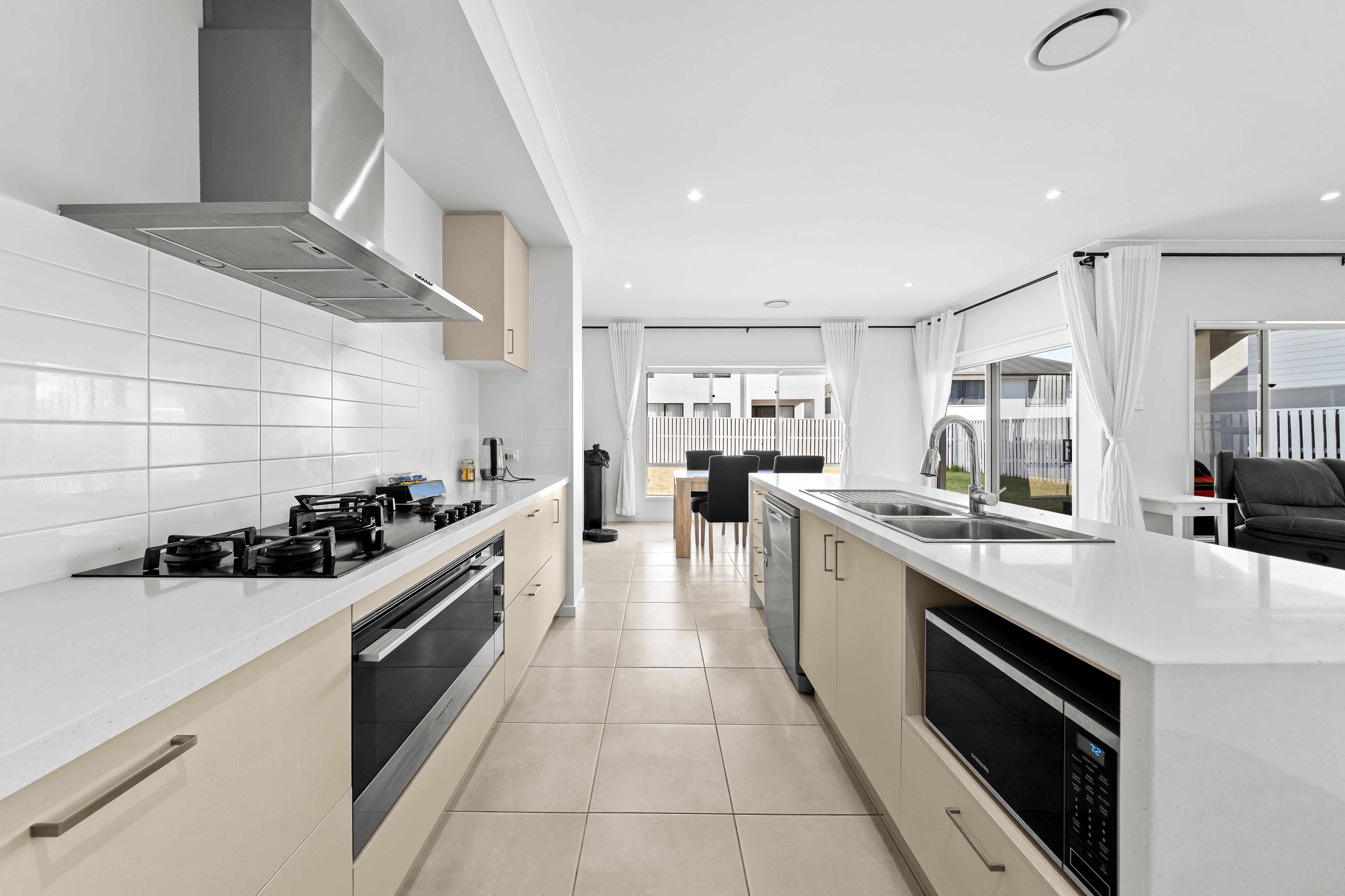 8 Lakeshore Crescent, Willawong, QLD 4110