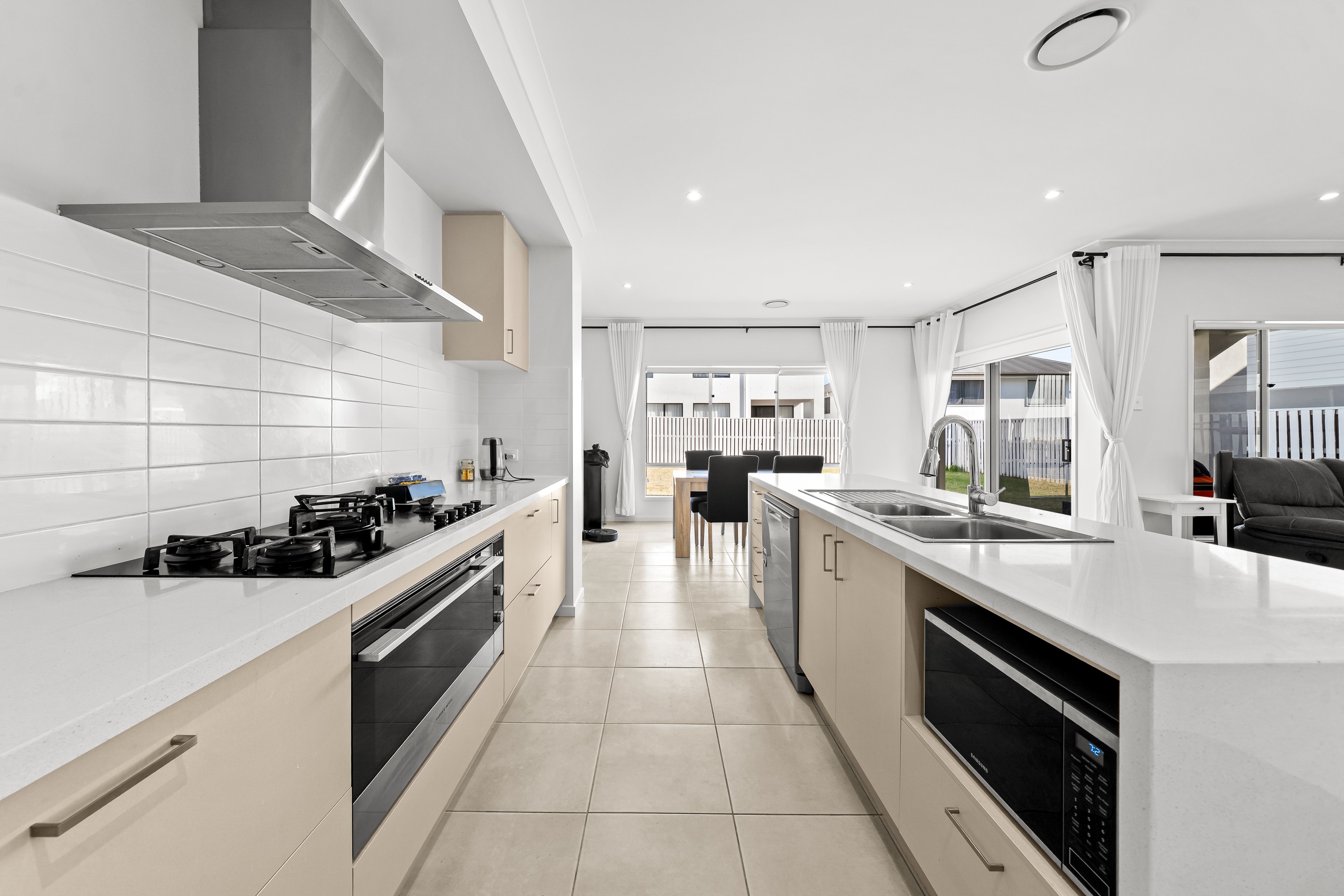 8 Lakeshore Crescent, Willawong, QLD 4110