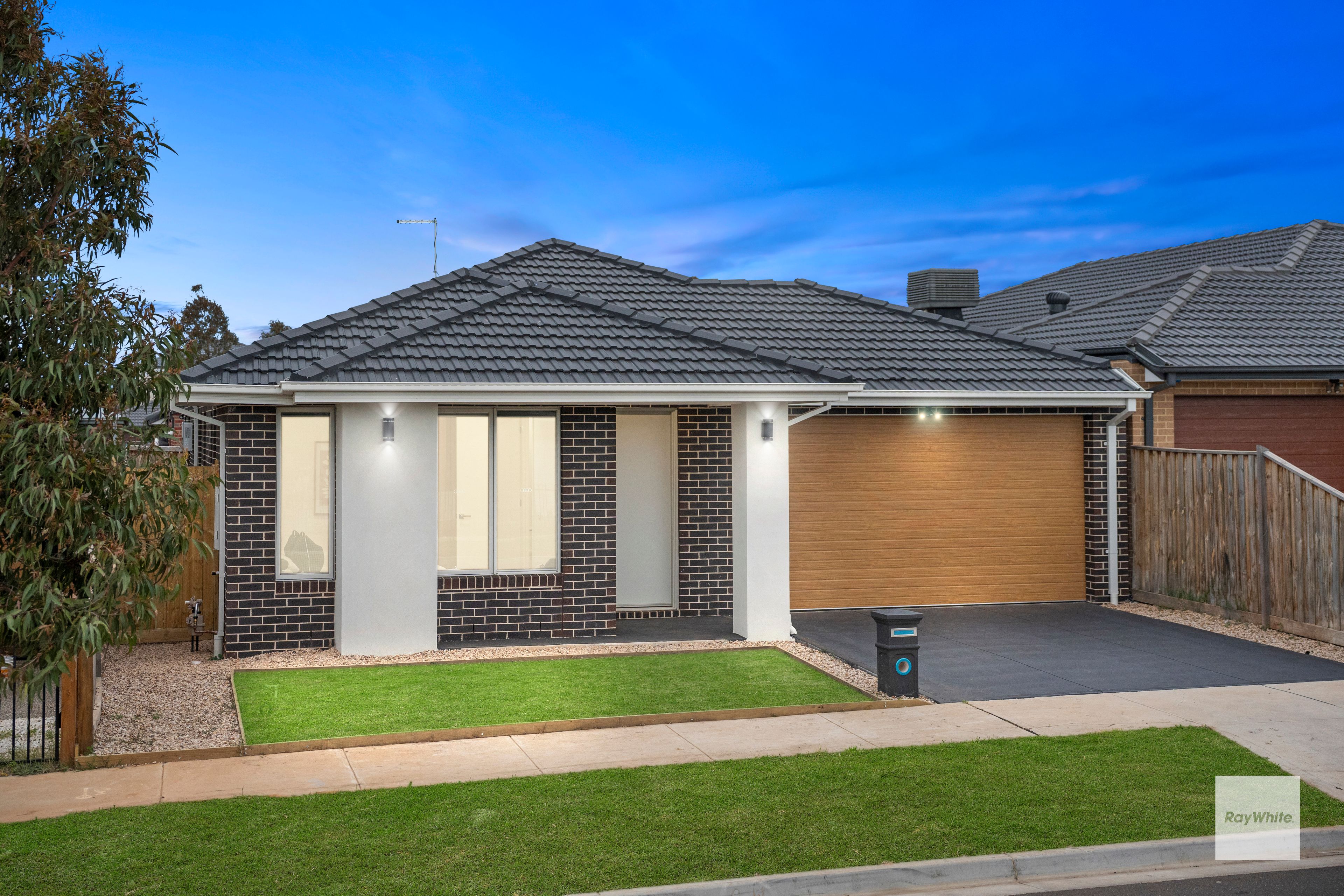 29 Dandelion Crescent, Rockbank, VIC 3335