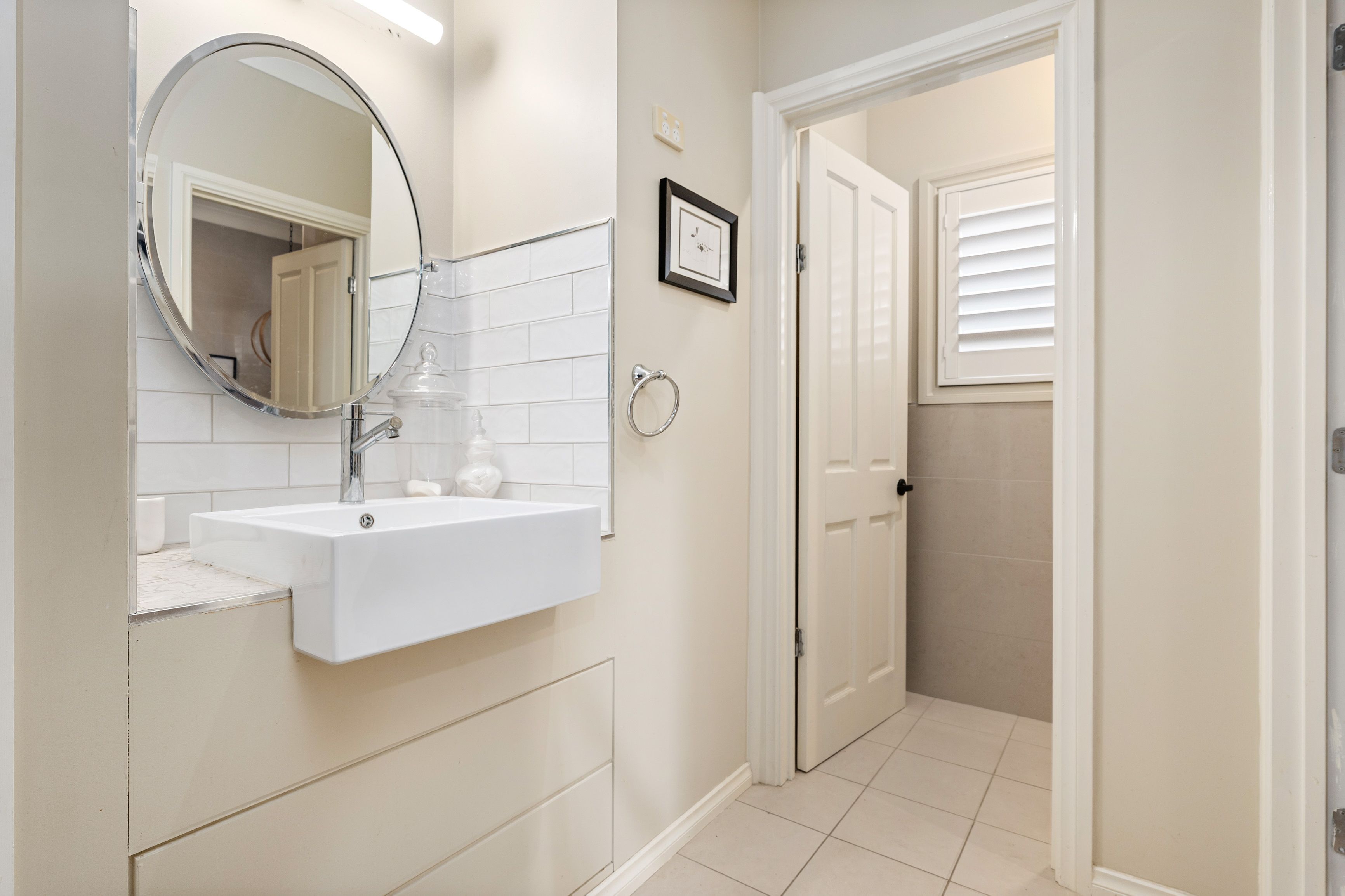 586 Whinray Crescent — photo 18 of 25
