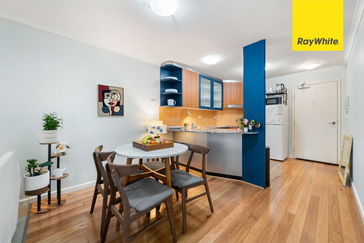 36/18 Captain Cook Crescent — photo 4 of 13