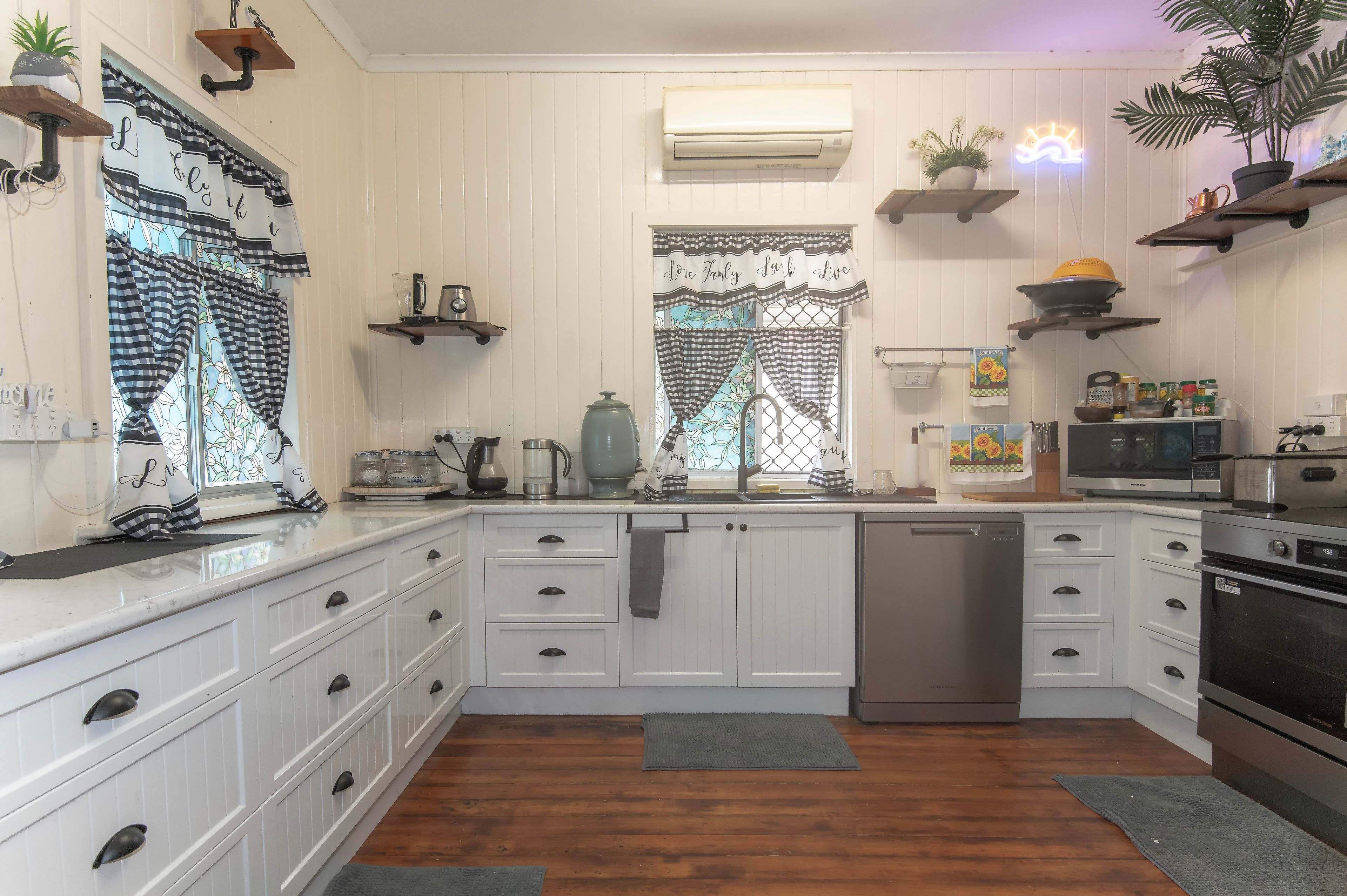 147 Kariboe Street — photo 3 of 16