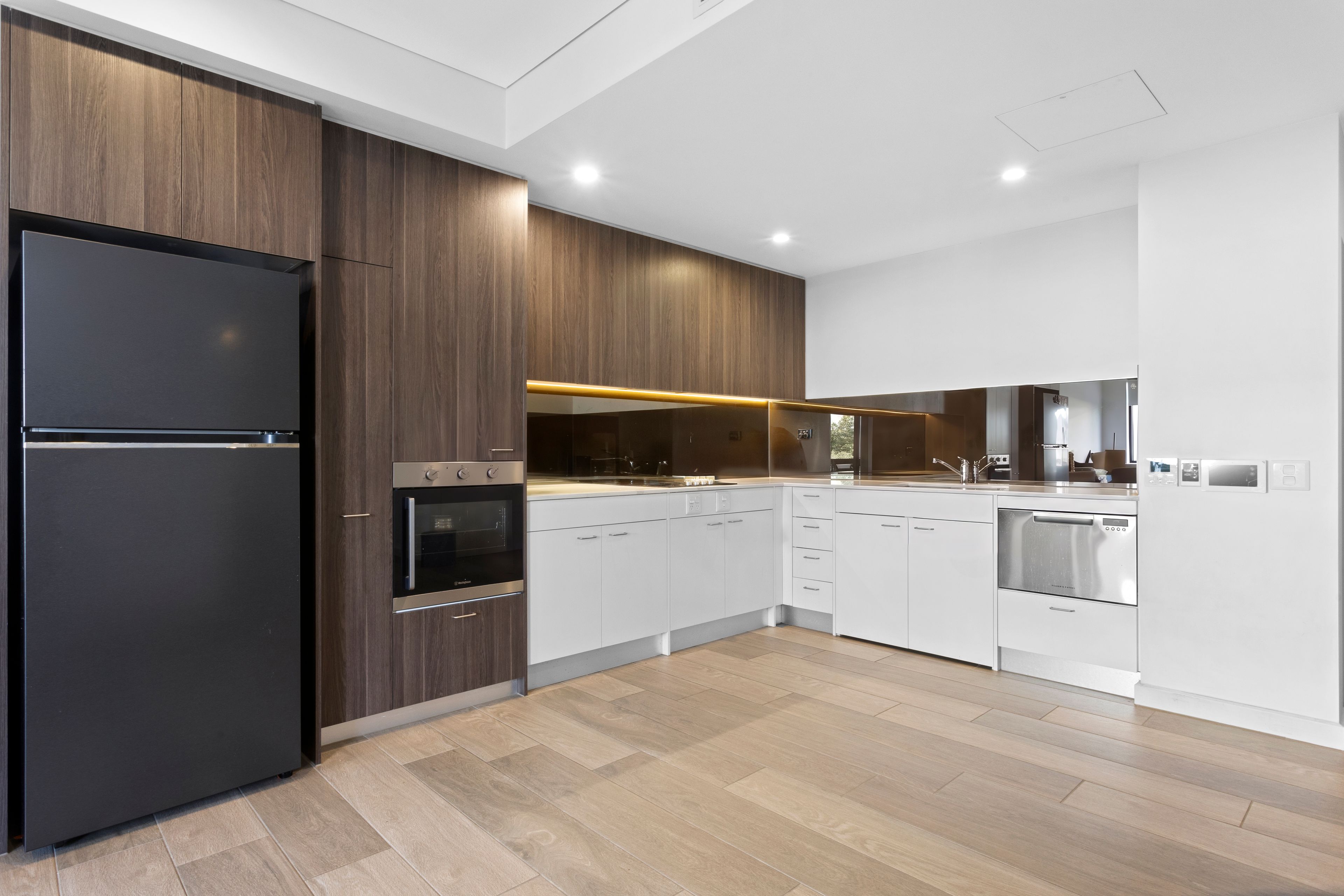 128/121C Jerralong Drive — photo 3 of 13