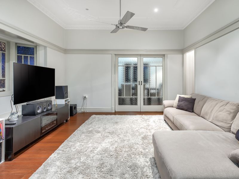 8 Hipwood Street, Norman Park, QLD 4170