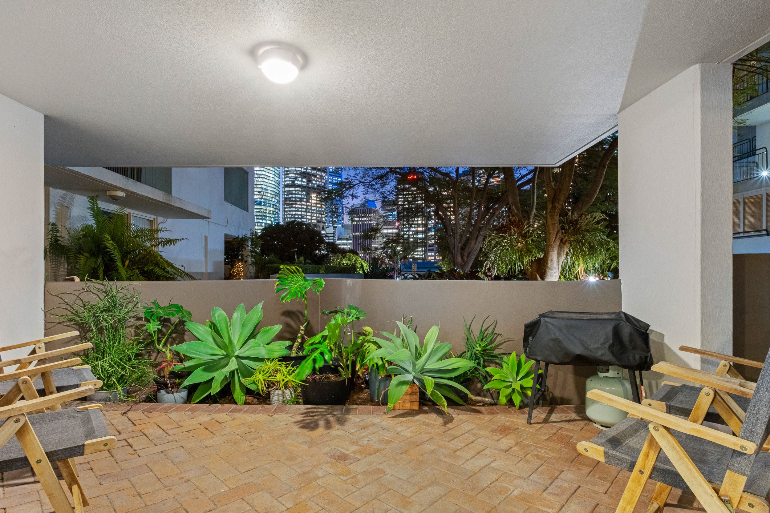 19 Wicklow Street, Kangaroo Point QLD 4169