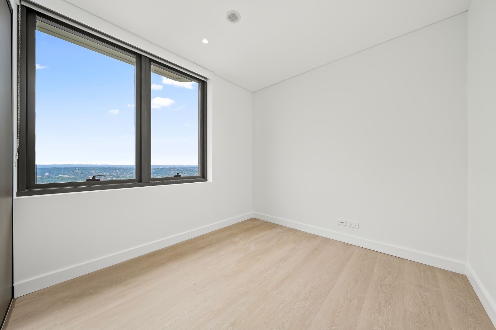 3808/36 Walker Street — photo 8 of 10