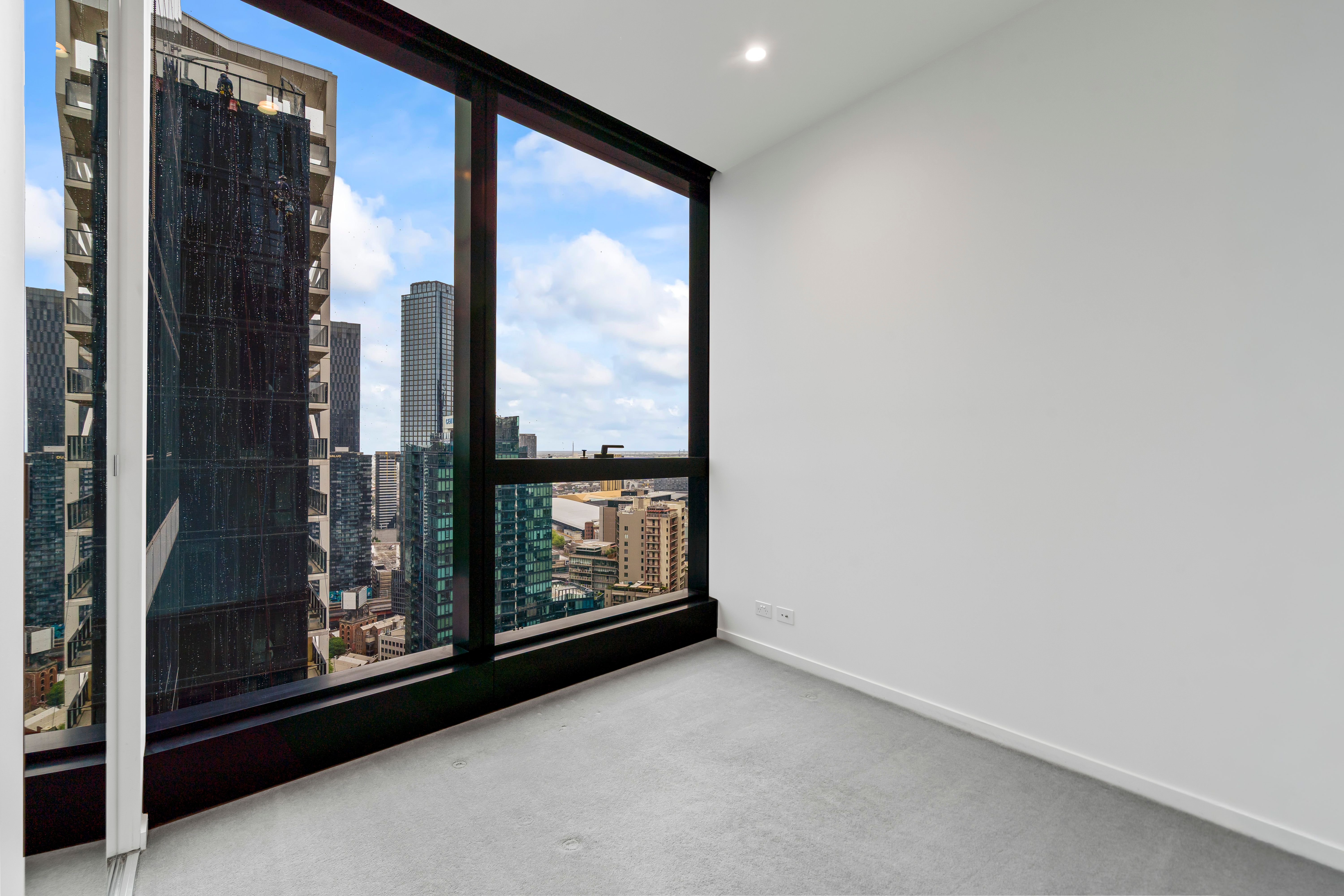 3518/70 Southbank Boulevard — photo 4 of 14