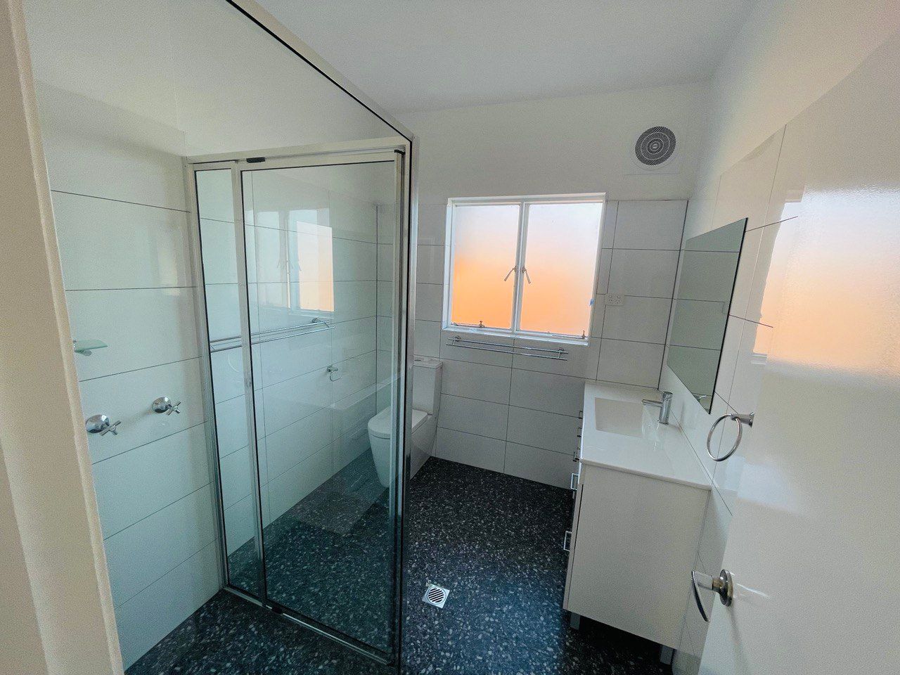 117 Bathurst Street — photo 10 of 12