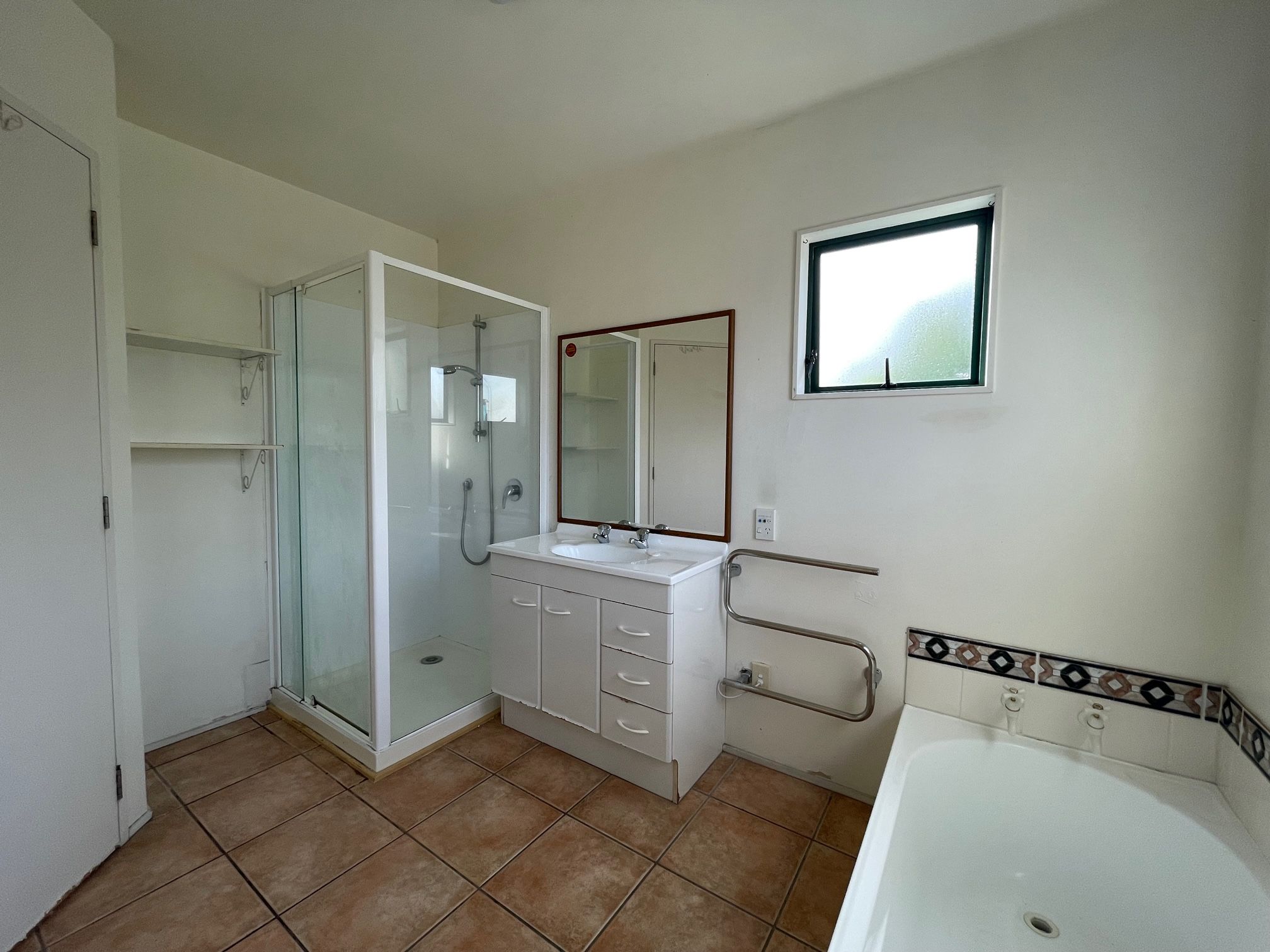 2/27 Ludlow Terrace, Totaravale, Auckland
