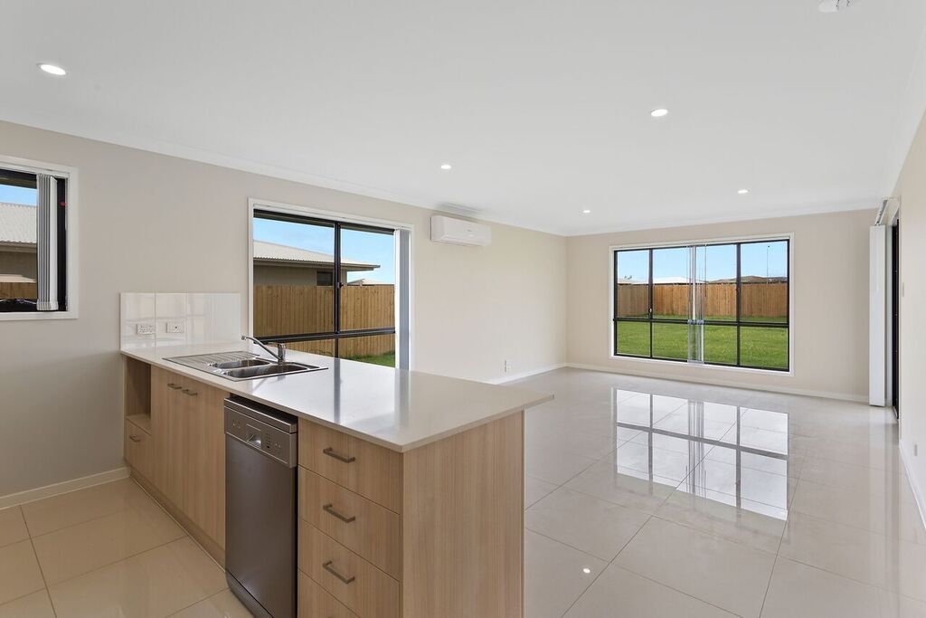 11 Myrtleford Crescent, CAMBOOYA, QLD 4358