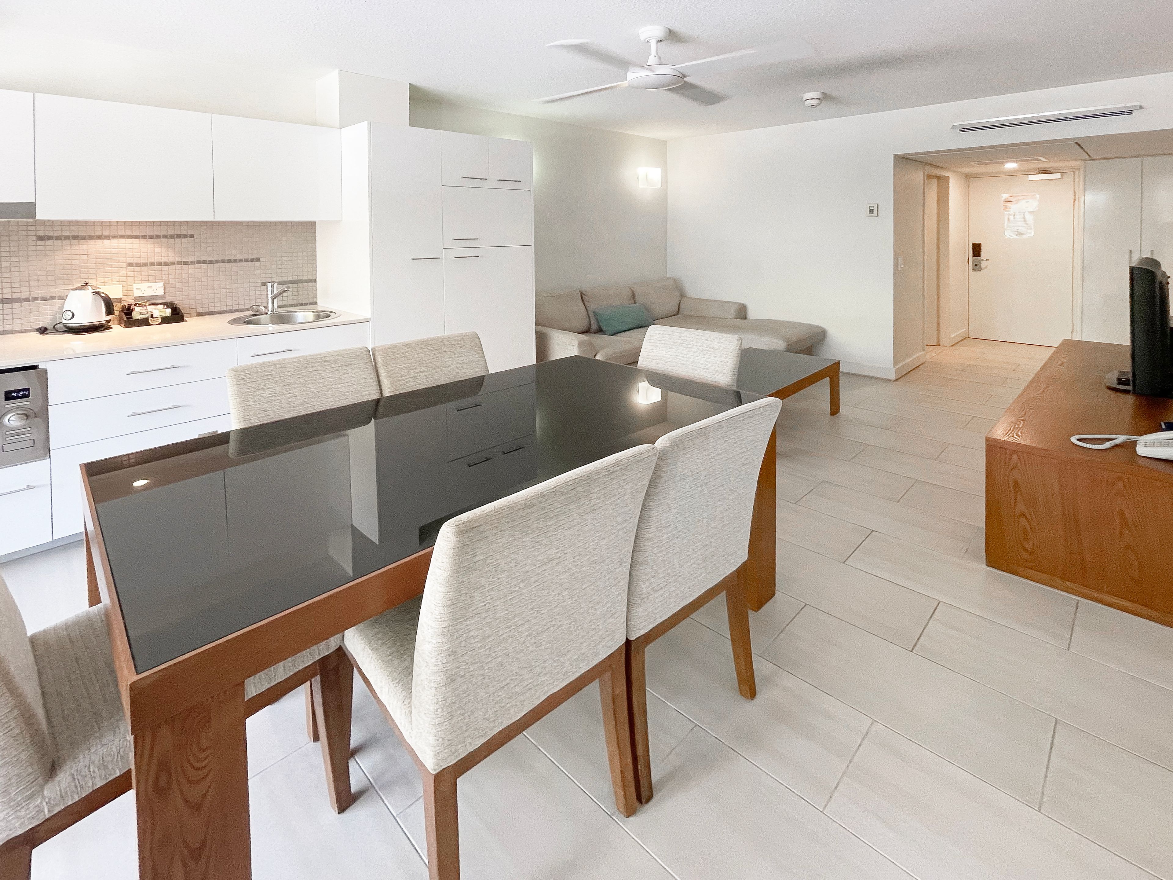 2 Veivers Road, Palm Cove QLD 4879