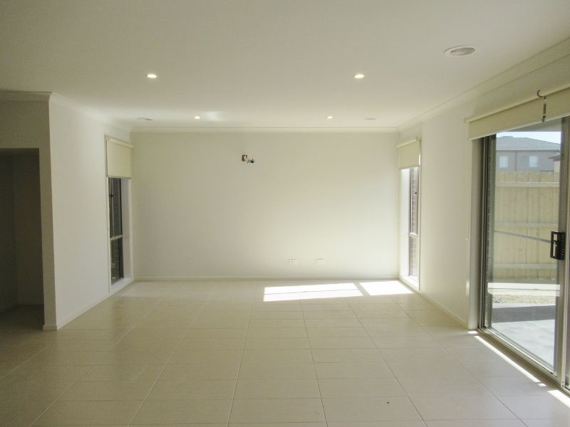 2 Dalziell Crescent, Cranbourne North, VIC 3977