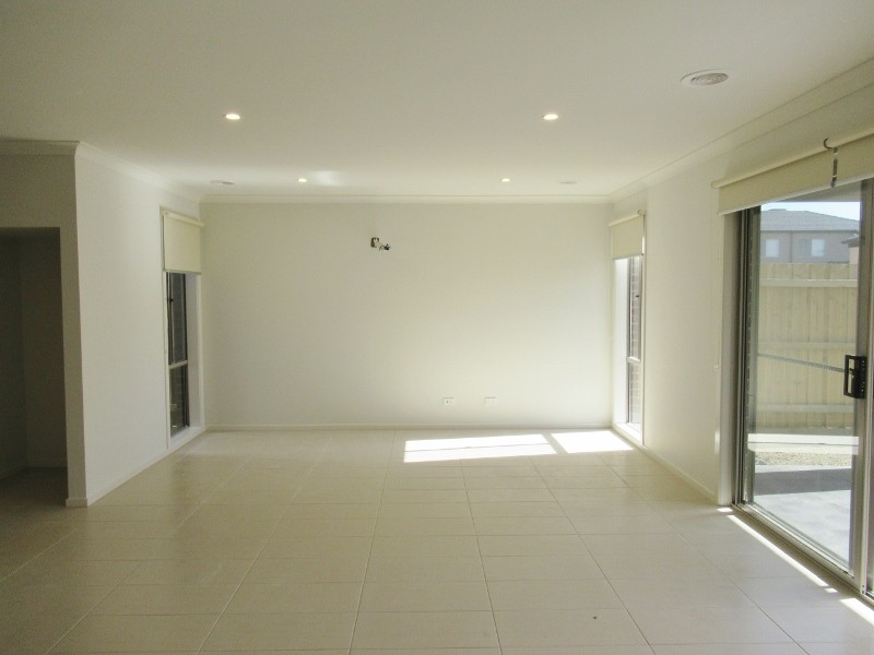 2 Dalziell Crescent, Cranbourne North, VIC 3977