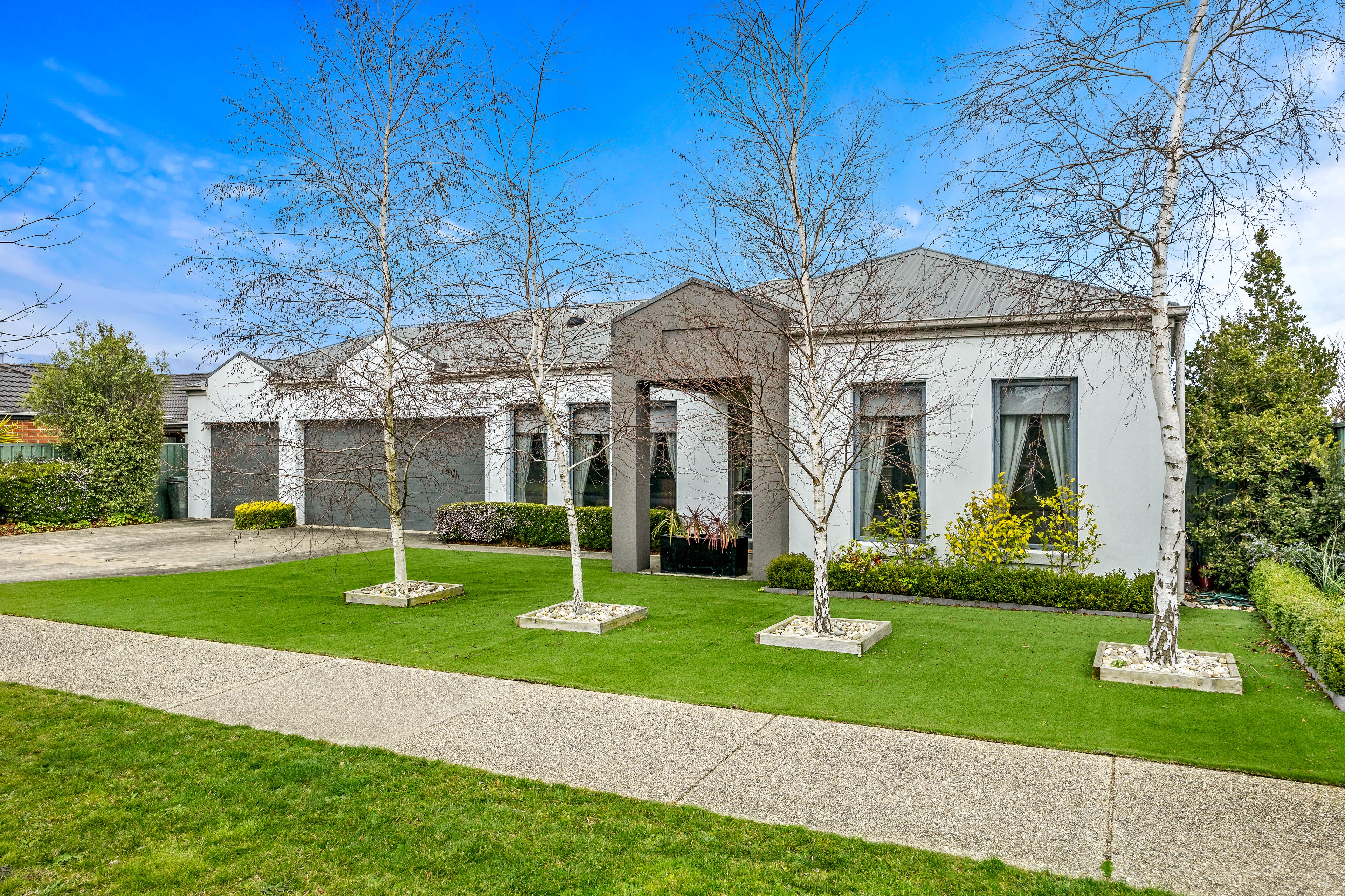 33 St Chester Avenue, Lake Gardens VIC 3355
