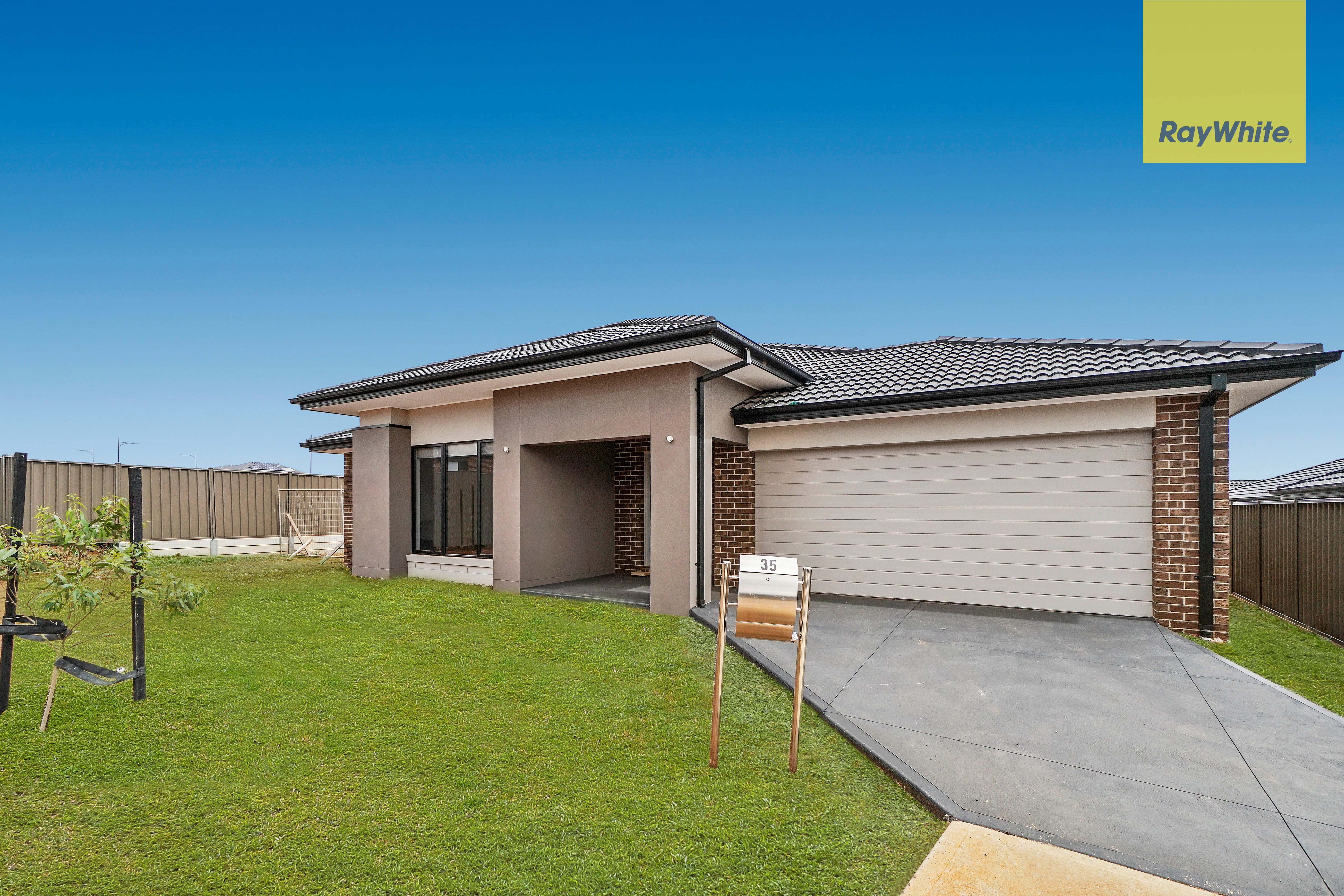 35 Jade Crescent, Melton South, VIC 3338