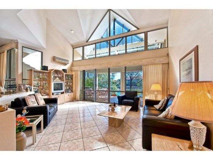 6/125 Santa Cruz Boulevard, Clear Island Waters, QLD 4226