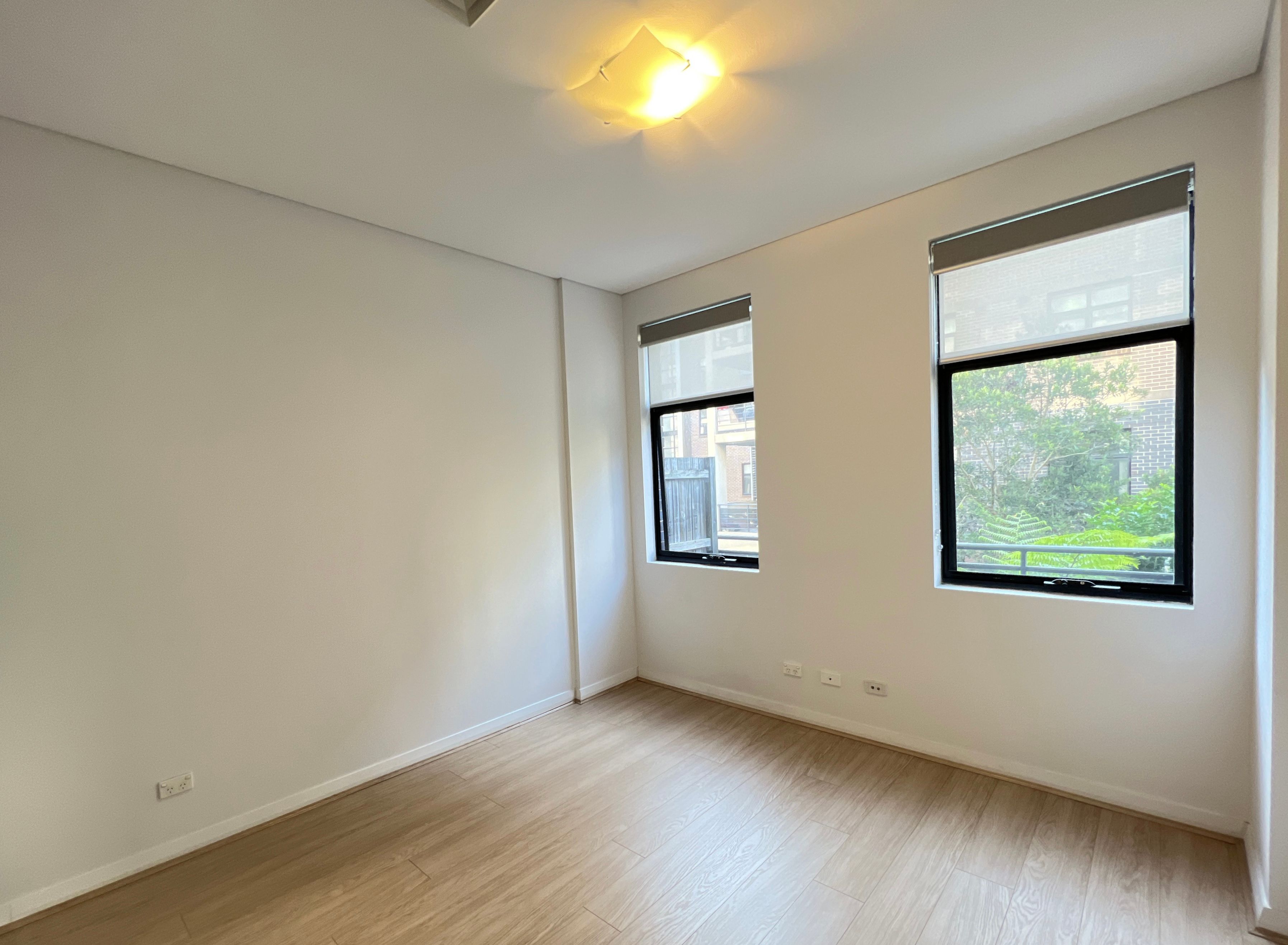 4305/10 Porter Street — photo 4 of 7