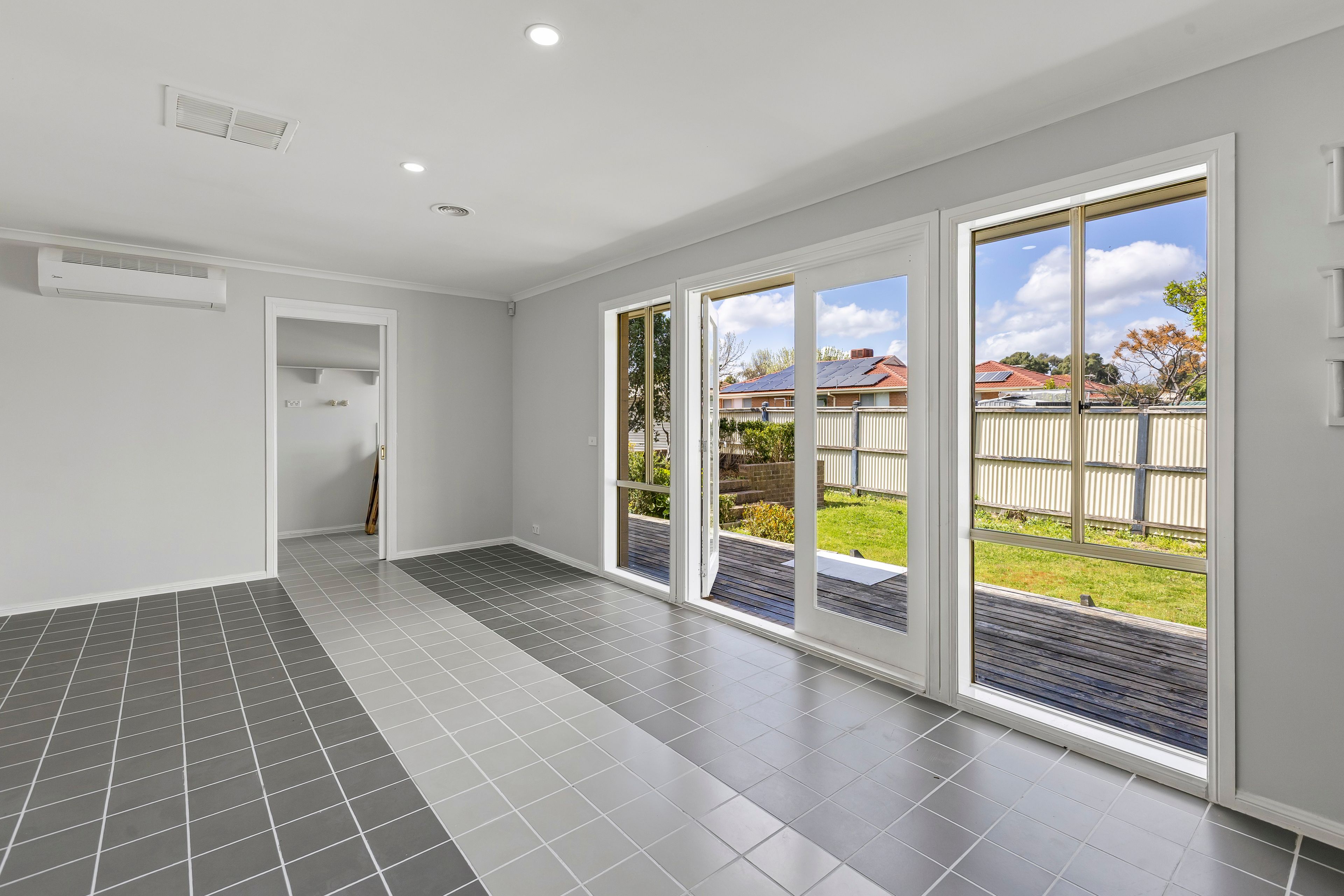 79 Mckenzie Crescent — photo 4 of 11