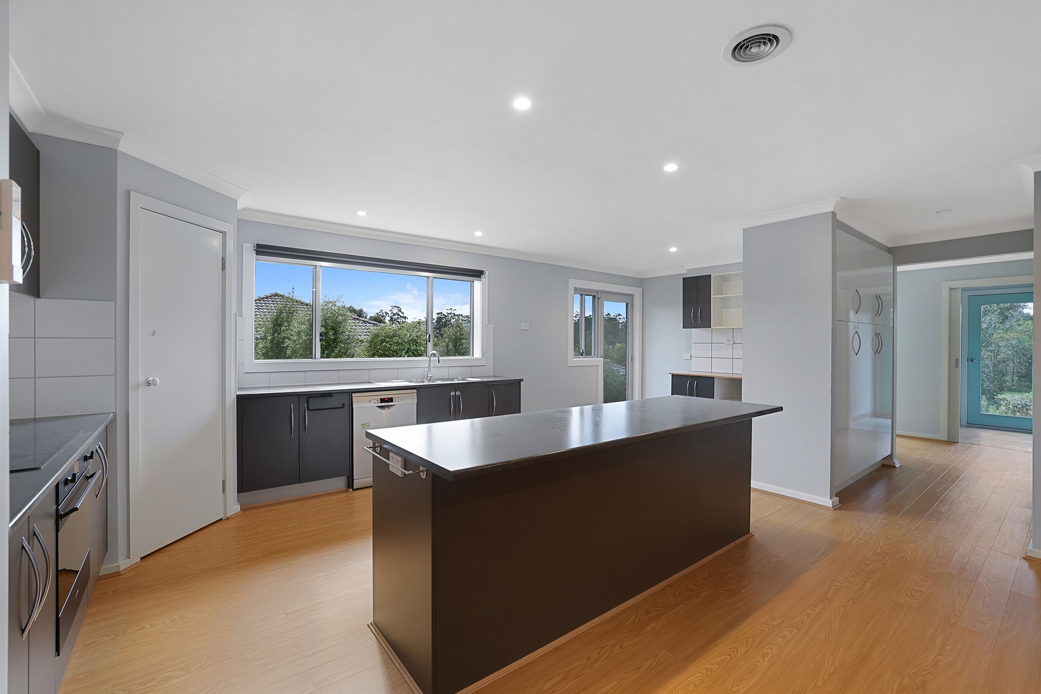 12 Vivian Court — photo 3 of 27